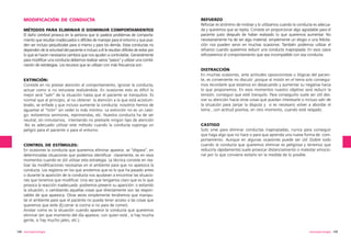 MODIFICACIÓN DE CONDUCTA
MÉTODOS PARA ELIMINAR O DISMINUIR COMPORTAMIENTOS
El daño cerebral provoca en la persona que lo padece problemas de comportamiento que resultan inadecuados o difíciles de manejar para el entorno y que pueden ser incluso perjudiciales para sí mismo y para los demás. Estas conductas no
dependen de la voluntad del paciente e incluso a él le resultan difíciles de evitar por
lo que se hacen necesarios cambios que nos ayuden a controlarlas. Generalmente
para modificar una conducta debemos realizar varios “pasos” y utilizar una combinación de estrategias. Los recursos que se utilizan con más frecuencia son:

EXTINCIÓN:
Consiste en no prestar atención al comportamiento, ignorar la conducta,
actuar como si no estuviese realizándola. En ocasiones esto es difícil lo
mejor será “salir” de la situación hasta que el paciente se tranquilice. Es
normal que al principio, al no obtener la atención a la que está acostumbrado, se enfade y que incluso aumente la conducta: nosotros hemos de
aguantar el “tirón” sin ceder lo más mínimo. La extinción no es un castigo: evitaremos sermones, reprimendas, etc. Nuestra conducta ha de ser
neutral, sin inmutarnos, intentando no prestarle ningún tipo de atención
.No es adecuado utilizar este método cuando la conducta suponga un
peligro para el paciente o para el entorno.

CONTROL DE ESTÍMULOS:
En ocasiones la conducta que queremos eliminar aparece, se “dispara”, en
determinadas situaciones que podemos identificar claramente, es en esos
momentos cuando es útil utilizar esta estrategia. La técnica consiste en realizar las modificaciones necesarias en el ambiente para que no aparezca la
conducta. Los registros en los que anotemos que es lo que ha pasado antes
o durante la aparición de la conducta nos ayudaran a encontrar las situaciones que tenemos que modificar. Una vez que tengamos claro que es lo que
provoca la reacción inadecuada podremos prevenir su aparición: o evitando
la situación, o cambiando aquellas cosas que directamente son las responsables de que aparezca. Otras veces simplemente tendremos que manipular el ambiente para que el paciente no pueda tener acceso a las cosas que
queremos que evite (Ej:cerrar la cocina si no para de comer).
Anotar como es la situación cuando aparece la conducta que queremos
eliminar (en que momento del día aparece, con quien está , si hay mucha
gente, si hay mucho jaleo, etc.).
108 neuropsicología

REFUERZO
Reforzar es sinónimo de motivar y lo utilizamos cuando la conducta es adecuada y queremos que se repita. Consiste en proporcionar algo agradable para el
paciente justo después de haber realizado lo que queremos aumentar. No
necesariamente ha de ser algo material, simplemente un elogio o una felicitación nos pueden servir en muchas ocasiones. También podemos utilizar el
refuerzo cuando queremos reducir una conducta inapropiada: En esos casos
reforzaremos el comportamiento que sea incompatible con esa conducta.

DISTRACCIÓN
En muchas ocasiones, ante actitudes oposicionistas o ilógicas del paciente, es conveniente no discutir ,porque al insistir en el tema solo conseguimos recordarle que estamos en desacuerdo y aumentar su negativa hacia
lo que proponemos. En esos momentos nuestro objetivo será reducir la
tensión, conseguir que esté tranquilo. Para conseguirlo suele ser útil desviar su atención hacia otras cosas que puedan interesarle o incluso salir de
la situación para zanjar la disputa y si es necesario volver a abordar el
tema , con actitud positiva, en otro momento, cuando esté relajado.

CASTIGO
Solo sirve para eliminar conductas inapropiadas, nunca para conseguir
que haga algo que no hace o para que aprenda una nueva forma de comportamiento. Aunque en algunas ocasiones puede ser útil (Sobre todo
cuando la conducta que queremos eliminar es peligrosa y tenemos que
reducirla rápidamente) suele provocar distanciamiento o malestar emocional por lo que conviene evitarlo en la medida de lo posible.

neuropsicología 109

 