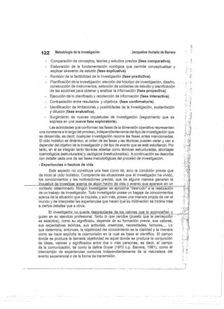 122
	
Metodología de la investigación
	
Jacqueline Hurtado de Barrera
Comparación de conceptos, teorías y estudios previos (fase comparativa).
Elaboración de la fundamentación noológica que permite conceptualizar y
explicar ebevento de estudio (fase explicativa).
Revisión de la factibilidad de la investigación (fase predictiva).
Planificación de la investigación: elección del holotipo de investigación, diseño,
construcción de instrumentos, selección de unidades de estudio y planificación
de las acciones para obtener y analizar la información (fase proyectiva).
Ejecución de lo planificado y recolección de información (fase interactiva).
Contrastación entre resultados y objetivos (fase confirmatoria).
Identificación de limitaciones y posibilidades de la investigación, sustentación
y difusión (fase evaluativa).
Surgimiento de nuevas inquietudes de investigación (seguimiento que se
expresa en una nueva fase exploratoria).
Las actividades que conforman las fases de la dimensión operativa representan
una constante a lo largo del proceso, independientemente del tipo de investigación que
se desarrolla, es decir, cualquier investigación recorre las fases antes mencionadas.
El ciclo holístico es dinámico, el orden de las fases y las técnicas pueden variar y van a
depender del objetivo de la investigación y del tipo de evento que se esté estudiando. Por
tanto, en él se integran tanto técnicas abiertas como técnicas estructuradas, abordajes
cosmológicos (estructurados) y caológicos (inestructurados). A continuación se describe
con detalle cada una de las fases metodológicas del proceso de investigación.
Experiencias o hechos de vida
Este aspecto no constituye una fase como tal, sino la condición previa que
da inicio al ciclo holístico. Comprende las situaciones que el investigador ha vivido,
los conocimientos y las motivaciones previas, que de alguna manera generan la
inquietud de investigar	 acerca de algún	 hecho de vida o evento que aparece en un
contexto determinado. Ningún investigador se aproxima "desnudo" a la realización ...
de un trabajo de investigación. Todo investigador posee un bagaje de conocimientos
acerca de la situación que le inquieta, y aún más, posee una manera propia de ver el
mundo y de interpretar las experiencias qué hacen - qué-Su rñótivabión -sé iriclihe más
a ciertos detalles que a otros.
El investigador_no_puecÍe_desprenderse de los vglores_ que le ácóm{^ñan „y _
guían en su ejercicio profesional. Tanto lo que percibe (puesto que la percepción .
es selectiva), como su significado, depende de su formación previa, sus valores,
sus expectativas teóricas, sus actitudes, creencias, necesidades, temores,... Lo
que determina, entonces, la objetividad del conocimiento es la claridad y la manera
corno se hace explícita la cosmovisión en la cual se basa el científico. El campo
donde se produce la llamada objetividad es aquel donde se produce la conjunción
de ideas, valores y significados entre dos o más personas, es decir, el campo
de la comunicación, tal corno la define Goyer (1970 c.p. Barrera, 1991), como el
intercambio de experiencias comunes independientemente de la naturaleza del
evento experiencia) o de la forma de transmisión.
 