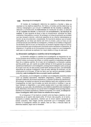 140
	
Metodología de la investigación
	
Jacqueline Hurtado de Barrera
El holotipo de investigación determina los estadios a transitar y éstos se
expresan en los objetivos específicos. Así mismo, el holotipo permite determinar los
criterios metodológicos que incluyen la definición de los eventos a estudiar, la
selección ola ébnstrucción de instrumentos de recolección de datos, la selección
de las unidades de estudio, la descripción del procedimiento y las técnicas de
análisis. El paso siguiente es llevar a cabo el procedimiento: recolectar los datos,
analizarlos, interpretarlos y concluir. Sin embargo, en la fase de aplicación es probable
que sea necesario retomar y reformular aspectos de los criterios metodológicos en
función de las circunstancias y necesidades. Es importante destacar que la revisión
bibliográfica es una tarea que abarca casi todo el proceso, pues se inicia con las
primeras lecturas para delimitar la investigación, y finaliza con el análisis e integración
de resultados, fase en la cual, con frecuencia, es necesario regresar a algunos centros
de documentación para complementar información sobre resultados no esperados. El
infograma 4.14 permite ver en forma global el proceso a seguir en una investigación;
cada paso en particular es explicado con mayor detalle a lo largo de este texto.
La dimensión caológica o cuántica de la investigación
La dimensión caológica (o cuántica) de la investigación se desprende de uno
de los principios de la holística: el principio de posibilidades abiertas. El término "salto
cuántico" alude, en el campo de la física, un cambio repentino e instantáneo del estado
físico de un sistema cuántico, En el caso de la investigación, la dimensión cuántica
permite percibir que, aún cuando es posible delinear en forma general los procesos
operativos e históricos en una investigación, a la larga es el investigador quien,construye
el proceso como tal y en ese proceso puede haber cambios abruptos. Las actividades
específicas de cualquier investigación, lejos de estar definidas de antemano, se van
construyendo en el proceso. Si bien es cierto que hay caminos generales posibles
(métodos), cada investigación tiene su propio camino particular.
P_or_ejemplo;_si_el_investigador-va-realizar--una-investigaeién-proyectiva; debe—
	
-=h%
cubrir los estadios exploratorio, descriptivó (diagnóstico), analítico, comparativo,
explicativo (detección de procesos explicativos), y predictivo (proferencia y escenarios).
Sin embargo, es posible que algunos de estos estadios hayan sido cubiertos por otros
investigadores, es decir, que ya exista una teoría del evento a modificar, o que se
haya realizado un diagnóstico, o que existan pautas sobre lo que debe contener el
programs.,_.e.i^_cuyo casó,_las_activi.dades._y_Los_objetivos_esp.e.cí.ficos_d.el_inv.estigador._.__. r...-
serán diferentes a otros casos en los que el mismo investigador tiene que diagnosticar,
identificar los procesos explicativos y diseñar la propuesta. Por lo tanto, no siempre el
mismo investigador debe cubrir todos los estadios de la espiral.
En el infograma 4.15 se ilustra la conexión entre las fases y estadios, en una
perspectiva de la espiral vista desde arriba. El círculo más pequeño, en el centro,
representa el estadio exploratorio, mientras que el círculo exterior representa el
estadio evaluativo. Esta imagen permite comprender que el investigador puede
transitar la investigación estadio por estadio, fase por fase, o intercala fases de
diferentes estadios, según sea la necesidad.
 