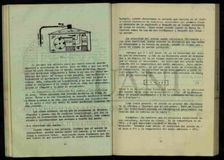 Fiq. 1.
Si abrimos una válvula para que entre aire,el
empezará a escucharse de nuevo. Esto se debe a que las mole
culas de aire chocan con el metal, estas moléculas chocan
con las moléculas adyacentes y éstas a su vez con otras mo-
léculas del aire. Al llegar a las paredes, las moléculas
transmiten el movimiento al recipiente, el cual se pone a -
vibrar Esta vibración es transmitida a su vez al aire que
r o d e a al recipiente y al llegar éste al oído del observador,
golpea al tímpano y lo pone en movimiento.
" Al transmitir la vibración del timbre a lee
de aire, éstas obtienen una energía mecanica en forma de
pulso Éstas a su vez transmiten su energía mecánica a otras,
v éstas a otras a su vez. Las vibraciones son transmitidas
de un medio a otro por medio de ondas mecánicas llamadas ,0«
da¿> ¿onosutA.
Las ondas sonoras, ya sea que se propaguen en Olidos,
liouidos o gases, son de carácter longitudinal, por eso la
es transmitida de molécula en molécula c o ^ compre
siones y rarefacciones que avanzan a través del medio.
2-3 VELOCIDAD DEL SONIDO.
Cuando oímos a una persona, creemos que el sonido es
instantáneo, porque apenas mueve los labios, y e ^ O " -
ejemplo, cuando observamos un petardo que explota en el cielo
a cierta distancia de nosotros, observamos que primero llega
el destello de la explosión y después de un tiempo determina
do llega el sonido. Esto mismo sucede cuando en época de -
lluvias vemos la luz de los relámpagos y después nos llega -
el sonido.
Lajvelocidad del sonido puede calcularse fácilmente y -
con gran exactitud, basta conocer la distancia que hay entre
el observador y la fuente de sonido, además- el títmpn que -
tarda en llegar^e±-sgñi35~prodiiririr>
Sabemos que V = d/t donde (V) es la velocidad del soni-
do que es constante y (d) es la distancia entre el observa-
dor y la fuente, (t) es el tiempo transcurrido para que lle-
gue el sonido al observador. La velocidad del sonido varía
también con la temperatura del medio ambiente. Esta varia-
ción se puede medir, ya que por cada grado de elevación de
la temperatura, la velocidad en el aire aumenta a razón de
0.61 m/seg/°c. La fórmula que sirve para calcular la varia
ción de la velocidad es:
V = vp + i¡> 7""j ( 1 )
donde V es la velocidad final del sonido, vü es la velocidad
del sonido en el aire en m/seg a 0Ü
C , T eS la tempera-
tura en grados centígrados y es la constante de variación
de 0 .61m/seg/°c.
_Como regla general, el sonido se propaga más rápidamen
te en sólidos y líquidos que en los gases. Esto se ilustra
por las velocidades medidas en laboratorios para varias sus
tancias que se indican en la tabla 1.
Ejemplos: Un vehículo que se encuentra estacionado en
una carretera, acciona su claxon. Si la temperatura es de
38°c. ¿ A qué velocidad viajará el sonido ?
Solución: Tenemos como datos, la velocidad del sonido en -
el aire a 0°c y la temperatura del medio ambiente = 38°c.
 