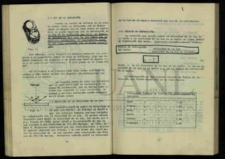 3-3 LEY DE LA REFLEXIÓN.
Fig. 3.
Cuando un cuerpo se refleja en^un espe
jo plano, éste es reflejado con un ángulo
igual al ángulo con el cual entra al espeja
Esto se puede explicar con la definición de
la ley de. la neUe.xión cate dice: el ángulo
HP incidencia del rayo de lu* snfrre una su-
perficie reflectora, es exactamente igual
al del rayn rpf^ia^n pgr la misma superfi-
cie .
Sin embargo, estos ángulos no debemos tomarlos con r e s -
pecto a la superficie sobre la cual se reflejan, sino que de-
bemos tomarlos con respecto a un plano que está en ángulo rec
to a la superficie reflectora. A este plano se le llama non
mal.
En la figura 4 se ilustra como debe estar colocada la
normal y como deben de ser los ángulos (en referencia) con
respecto a la normal.
Norrpal
a'
La segunda parte de esta ley establece
que el rayo reflejado se encuentra en el
plano de incidencia, que se define como el
plano que contiene el rayo incidente; la
normal y el rayo reflejado están situados
en el mismo plano.
3-4 MEDICIÓN DE LA VELOCIDAD DE LA LUZ.
Galileo trato de medir la velocidad de
Fig. 4. la luz, sin éxito. Su fracaso se debió a
que los reflejos humanos son muy tardados
en comparación con la velocidad de la luz. El primer método
terrestre para medir la velocidad de la luz, fue hecho por A.
H.L. Fizeau en 1849, quien llego a la conclusión de que la
luz viajaba a una velocidad de 311,000 Km/seg. En 1926, A l —
bert A. Michelson sobresalió por sus contribuciones y mejoras
al aparato empleado por Fizeau; y en ese mismo año logró m e ~
dir la velocidad de la luz sacando como conclusión que ésta
era de 299,796 Km/seg. Michelson también midió la velocidad

de la luz en el agua y encontró que era de 225,000 Km/seg.
3-5 ÍNDICE DE REFRACCIÓN.
La relación que existe entre la velocidad de la luz en
el vacío y la velocidad de la luz en un medio se llama Indice,
de ne^nacción del medio. Expresado matemáticamente tenemos:
(2)
donde c es la velocidad de la luz en el vacío, v es la ve
locidad de la luz en el medio y p es el índice de refracción
en el medio.
A^continuación se dan algunos valores de índice de re- -
fracción que tienen mayor uso en la vida diaria.
T A B L A 2.
Diferentes
teriales.
índices de refracción para algunos ma
Agua y = 1.33
Vidrio y = 1.50
Aire y = 1.00
Hielo p = 1.31
Cuarzo M = 1 .46
Diamante M = 2.42
 