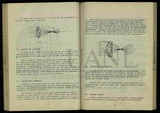 De todas las aberraciones, tres son las más importantes y
merecen tratarse por separado.
4-6 ABERRACIÓN ESFÉRICA.
La aberración esférica es un defecto de las lentes esféri
cas. originado porque los rayos de luz que están le^os del e;je
no se enfocan en el mismo punto que los mas proximos a el (fig.
8) .
Existen varias formas de eliminar el problema bloqueando
los rayos que pasan por el borde de la lente y dejando solo
los que atraviesan el centro. Por supuesto, asi se reduce no-
tablemente la capacidad de la lente para recoger la luz La
aberración esférica de los instrumentos que utilizan^lentes,
puede también disminuirse por medio de una combinación apropia
da de dos o más lentes. Otra forma de reducirse el problema
es seleccionando mejor los radios de curvatura.
4-7 ABERRACIÓN CROMATICA.
Cuando la luz blanca pasa por una lente convexa cerca del
borde, notaremos que los rayos de luz blanca se dispersaran y
los rayos que más refractarán serán los violeta (según se men-
cionó en el capítulo anterior).
Si se mira a través de una lupa, principalmente cuando
se pone un poco fuera de foco, puede notarse que las imágenes
están rodeadas por una sombra generalmente color roja o azul.
A este fenómeno se le llama generalmente abe*Aac<¿n ClomáUca.
Este defecto puede corregirse con el uso de dos lentes
de diferente clase de vidrio, una convexa y otra cóncava;
tal y como lo indica la figura 9. Con este método se logra
que la dispersión originada por uno de ellos se anule parcia.1
mente con la otra. A este tipo de lentes se le llama lewtZA
acAOm&tícOA. Debido a que hay muchos colores en la luz, no
sólo rojo y azul, la corrección no es perfecta. Las mejores
lentes acromáticas se fabrican con más de dos componentes.
Luz blonco
Fig. 9.
4-8 ESTUDIO DE LOS ESPEJOS.
La superficie del agua, las superficies enceradas o pin-
tadas con brillo, o incluso los cristales de las ventanas ac-
túan como buenos reflectores; por eso los espejos están recu-
biertos de plata o algún otro metal para reflejar mejor la
imagen que a ellos llega.
Existen dos tipos de espejos que tienen diferentes ca- -
racterísticas. Los dos tipos son: espejos planos y espejos
esféricos.
4-9 ESPEJOS PLANOS.
Cuando estamos frente a un espejo plano, vemos nuestra
figura reflejada en el espejo,.y la vemos a una distancia
 