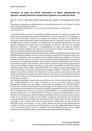 Suelos y Agricultura
52
VII Workshop REMEDIA
Los Sistemas Agroforestales como Solución al Cambio Climático
Emisiones de gases de efecto invernadero en balsas abandonadas de
alpechín: estudio preliminar comparativo respecto a los suelos de olivar
Sáez JA1*
, Vico A1
, Pérez-Murcia MD1
, Bustamante MA1
, Agulló1
E, García-Muñoz M2
, Moral
R1
1
Departamento de Agroquímica y Medio Ambiente, Universidad Miguel Hernández, EPS-Orihuela, Ctra. Beniel
Km 3,2, 03312-Orihuela, Alicante, España
2
Gestión de Residuos Manchegos S.L., Av. Constitución 142, 45710-Madridejos, Toledo, España
*
jose.saezt@umh.es
La actividad oleícola es una de las principales actividades agrícolas en España y su manejo tiene
repercusiones muy significativas sobre el medioambiente y las emisiones de GEI. Sin embargo, no
existe mucha información respecto a las emisiones de las balsas utilizadas en la producción de
aceite por su especial naturaleza. Además de las balsas activas en almazaras y orujeras, existen más
de 3000 balsas en desuso de alpechín en España donde se acumularon durante años la materia
orgánica procedente de la fase acuosa de la extracción del aceite en tres fases, de naturaleza
altamente recalcitrante y refractaria a la biodegradación. En todas estas balsas se producen
diferentes procesos complejos que implican la emisión de GEI que deben ser estudiados a fin de
obtener un balance integral más completo del cultivo de olivo.
Este estudio preliminar desarrollado un caso de estudio en Mora (Toledo) dentro del proyecto LIFE+
REGROW pretende establecer cuál es la emisión promedio de gases GEI de las balsas en desuso de
alpechín y compararlas con el uso agronómico de producción de oliva para establecer un factor de
emisión comparada para CO2, CH4 y N2O. Se han estudiado 8 balsas abandonadas de evaporación
que ocupan una superficie de 25.000 m2
, desarrollando muestreos sistemáticos durante 1 año de
las emisiones (CO2,CH4 y N2O) mediante cámara estática y técnica de “gas pooling”, agrupando las
balsas en dos tipologías; 1) balsas minerales (Binorg): de menor profundidad, colmatadas con materia
mayoritariamente mineral (4700 m2
extensión y 2900 m3
de residuo); 2) balsas orgánicas (Borg): con
perfil más profundo y naturaleza mayoritariamente orgánica (19000 m2
extensión y 15000 m3
de
residuo). En paralelo se midieron las emisiones de los suelos agrícolas olivareros de la zona, SAE
(red de medidas de 2 km de radio con cultivo tradicional de olivar de la zona, variedad Cornicabra) a
fin de poder comparar el potencial foco de emisiones que supone el almacenaje durante largo
tiempo de estos residuos.
Los resultados obtenidos mostraron muy pocas diferencias en la emisión de N2O entre las Balsas y
SAE, independientemente del mayor contenido en N en las balsas (Borg.>Binorg>>SAE),
probablemente debido a que este nitrógeno está presente principalmente en la fracción orgánica,
mientras que el N del suelo corresponde a aporte exógenos de N inorgánico (con un EFN2O mayor).
Las condiciones de anaerobiosis encontradas en las balsas, especialmente en las Borg (emisión media
de CH4 10 veces mayor que en Binorg), su fuerte carácter hidrófobo y su naturaleza fangosa limita una
correcta difusión del O2 a lo largo del perfil de la balsa. Se observó correlación positiva de las
emisiones con la temperatura ambiental media, aumentando durante las estaciones más calurosas.
El SAE con un contenido en MO muy bajo (0,6%) y condiciones de fluctuación seco-húmedo del
suelo dependiente de las precipitaciones, mostró una emisión media mucho más baja, cercana a la
reportada en otros estudios sobre suelos de cultivo del área mediterránea. Las emisiones de CO2
detectadas fueron muy similares en las Borg y SAE, indicando una baja tasa de biodescomposición
aeróbica en las balsas. Las emisiones de CO2 detectadas en la las Binorg (MOrg 26%) fueron de media
un 34 % superiores que las de las Borg. Realizando un balance global (kg CO2-eq) de los 3 gases
analizados, la emisión de CH4 supone el principal foco de las emisiones GEI de las balsas.
 