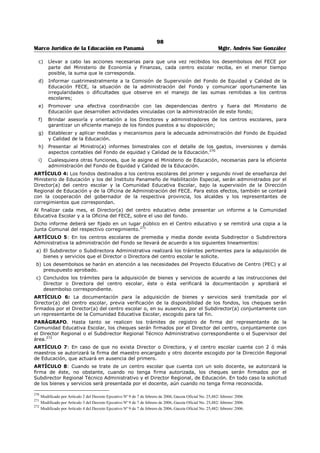 94 
Marco Jurídico de la Educación en Panamá Mgtr. Andrés Sue González 
a. Ser ciudadano (a) panameño; 
b. En caso de ser docente debe laborar en condición permanente en el primer o segundo nivel de 
enseñanza; 
c. Presentar certificación en la que conste que labora en un centro educativo que forma parte de un 
centro de colaboración de la región escolar; 
d. En caso de ser padre o madre de familia, debe ser miembro activo de una asociación de padres y 
madres de familia de un centro educativo participante de un centro de colaboración de la región 
escolar; 
e. Presentar certificado de buena conducta y honorabilidad expedido por el corregidor del lugar 
donde reside; 
f. No haber sido sancionado por falta en el desempeño de sus labores o por delito alguno. 
PARÁGRAFO: Se seleccionará un representante de la totalidad de los Centros de Colaboración existentes 
de la respectiva región escolar. 
ARTÍCULO 12: El o la representante de los congresos indígenas, donde los hubiere, deberá cumplir con 
los siguientes requisitos: 
a. Ser ciudadano panameño; 
b. Presentar certificado de buena conducta y honorabilidad expedido por el Saila o Cacique, según 
sea el caso; 
c. Poseer, por lo menos, título de bachiller, a nivel medio, preferiblemente educador (a) en servicio, 
con 5 años de experiencia y con una buena evaluación o jubilados en diferentes disciplinas; 
d. No haber sido sancionado por falta en el desempeño de sus labores o por delito alguno; 
e. Presentar certificación en la que conste que es miembro del congreso indígena de la región que 
representa; 
f. Tener dominio del idioma español y del idioma de la etnia a que pertenece. 
ARTÍCULO 13: El o la representante de la Comunidad Organizada deberá cumplir con los siguientes 
requisitos: 
a. Ser ciudadano panameño; 
b. Presentar certificado de buena conducta y honorabilidad expedido por el corregidor del lugar 
donde reside; 
c. No haber sido sancionado por falta en el desempeño de sus labores o por delito alguno; 
d. Presentar certificación en la que conste que es miembro activo de una organización cívica 
existente o con representación en la región escolar; 
e. Poseer, como mínimo, titulo de bachiller de Educación Media o su equivalente. 
ARTÍCULO 14: El Ministerio de Educación, otorgará un (1) certificado por servicios valiosos a la 
educación a todos los representantes de la Comunidad Educativa Regional, al finalizar su periodo. A 
aquellos que sean docentes en servicio se les reconocerá un (1) punto adicional por servicios valiosos a la 
educación. 
A los estudiantes de los dos (2) últimos años de la Educación Media se les expedirá una certificación de 
cumplimiento del Servicio Social Estudiantil, que será otorgada por el centro escolar. 
ARTÍCULO 15: El periodo de vigencia de los integrantes de la Comunidad Educativa Regional, principales 
y suplentes, será de tres (3) años y los mismos no podrán ser reelectos para el periodo siguiente. 
El suplente reemplazará a su principal en sus ausencias temporales o permanentes, en este último caso, 
por el tiempo que falte para culminar el período, para el cual fue seleccionado. 
ARTÍCULO 16: El Director o Directora Regional de Educación será responsable de la implementación de 
las disposiciones de este Decreto, en un término que no exceda los 45 días, contados a partir de su 
promulgación. 
ARTÍCULO 17: Este decreto comenzará a regir a partir de su promulgación. 
FUNDAMENTO DE DERECHO: Artículo 179, ordinal 14 de la Constitución Política de la República de 
Panamá y artículo 10 de la Ley 50 de 1 de noviembre de 2002. 
COMUNÍQUESE Y CÚMPLASE 
Dado en la ciudad de Panamá a los catorce días del mes de agosto de dos mil tres (2003). 
MIREYA MOSCOSO 
Presidenta de la República 
DORIS ROSAS DE MATA 
Ministra de Educación 
 