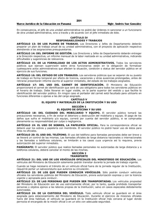 197 
Marco Jurídico de la Educación en Panamá Mgtr. Andrés Sue González 
k) Someter a la consideración de las Inspecciones Provinciales de Educación Primaria los Planes de 
Acción de Planteles, para el año siguiente, a más tardar una semana después de terminadas las 
labores del año lectivo. 
l) Promover la coordinación necesaria con agencias locales de otros Ministerios y entidades no 
oficiales, orientadas al mejoramiento de las condiciones socio-económicas de la comunidad y a la 
digníficaci6n de la vida familiar. 
m) Solicitar con puntualidad, de los Subdirectores y los maestros, el suministro de datos 
indispensables para el buen funcionamiento de los planteles. 
n) Apreciar, en colaboración con los supervisores respectivos y de acuerdo con las normas 
establecidas, la labor de los Subdirectores y de los maestros. 
o) Servir de agentes sanitarios ad-honoren en las comunidades, según las instrucciones conjuntas del 
Ministerio de Educación y el Departamento de Salud Pública. 
ARTÍCULO 34: Son funciones de los Asistentes de Directores: 
a) Cooperar con el Director del respectivo plantel para lograr la marcha eficiente de la escuela. 
b) Dedicar el mayor número posible de los días hábiles de cada mes a visitas de supervisión y a labor 
de orientación pedagógica. 
c) Colaborar con el Director del plantel en la evaluación de la labor actual del personal docente. 
d) Desempeñar las funciones, que al Director le señale y que tengan por finalidad el funcionamiento 
regular y adecuado de la escuela y el mejoramiento de la labor encomendada a ella. 
e) Asumir las responsabilidades que delegue en él el Director durante sus ausencias temporales y 
cumplir otras obligaciones que le asigne la Ley. 
ARTÍCULO 35: Los Directores con grado a su cargo tendrán funciones similares a las de los Directores 
especiales, con las limitaciones que su condición de maestros regulares los imponen. 
ARTÍCULO 36: Son funciones de los maestros regulares: 
a) Aplicar los Programas de Educación Primaria en tal forma que se logren los propósitos de la 
Educación Panameña. 
b) Colaborar con el Ministerio de Educación, la Inspección Provincial de Educación y la Dirección del 
Plantel a fin de realizar con éxito la política educativa del Estado y los planes de acción 
correspondientes. 
c) Estudiar al niño y a la comunidad con el objeto de orientar la enseñanza en armonía con los 
intereses y las necesidades de sus alumnos y las condiciones de vida de la comunidad. 
d) Promover a colaboración entre los alumnos, los padres de familia y la comunidad con el objeto de 
hacer más funcional y práctica la gestión docente. 
e) Colaborar con el Director del plantel en las comisiones en las cuales se las incluyan, orientados 
hacia la buena marcha de la escuela. 
f) Participar en la determinación de las normas de evaluación del progreso de los alumnos y en las 
referentes a la apreciación de su propia labor. 
g) Ayudar en la labor de guiar a los alumnos para que éstos determinen sus propias normas de 
conducta. 
h) Preocuparse constantemente por la corrección en el uso del lenguaje y por la formación de buenos 
hábitos de conducta y de puntualidad. 
i) Remitir a la dirección del plantel, con puntualidad y exactitud, los datos estadísticos y demás 
informes oficiales. 
j) Rodear a los alumnos de las mejores oportunidades posibles para que aprendan a estudiar. 
k) Servir de agentes sanitarios ad-honoren en la comunidad, según las instrucciones conjuntas del 
Ministerio de Educación y el Departamento de Salud Pública. 
l) Utilizar, al máximum posible, los recursos naturales y sociales de cada medio, como valiosos 
auxiliares del proceso educativo. 
m) Colaborar con los maestros especiales en todo lo que redunde en beneficio de la educación de los 
alumnos. 
 