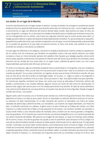 25
Los Jarales. En un lugar de la Mancha.
A cientos de kilómetros de mi hogar estaba mi destino. Cuando el celador me entregó mi acreditación donde
estaba escrito-tras aquel terrible evento que durante varios días me mantuvo en vilo-, nunca imaginé que iba
a encontrarme un lugar tan diferente del entorno donde había crecido. Qué distinto era todo: el cielo, las
casas, las gentes, su lengua. En un principio me costaba entenderles pero a medida que el tiempo transcurría,
me fui impregnando con sus dichos, esas frases con segunda intención que lo mismo servían para decir un
halago que para dedicar un gesto de desprecio (todo dependía del contexto). Yo, que procedía de un pequeño,
pequeñísimo pueblo del norte cuyo nombre no aparecía ni en el mapa, me encontraba perdida y desorientada
en un pueblo tan grande en el que todo me parecía enorme, la tierra más árida, más caliente el sol, más
amarillos los campos y más dulces sus aldeanos.
En este lugar tan diferente a mis orígenes, comencé mi andadura profesional. Cuántos miedos se apoderaron
de mí, tantos eran los monstruos que llenaban mis pesadillas noche y día que decidí calzarme una sólida
armadura y lanza en ristre-tomando ejemplo del caballero Don Quijote que cabalgó aquellas tierras-luché
contra todas aquellas inclemencias (incluyendo el infernal calor del verano que derretía mis entrañas), hasta
hacerme con las riendas de una nueva vida, en un lugar nuevo, rodeada de gente nueva, con una nueva
responsabilidad, ejerciendo este oficio por primera vez.
En estas circunstancias, algunas anécdotas quedarán para la posteridad en mi biografía, unas por simpáticas
y otras por dramáticas. Pero una de ellas me hizo pronunciar la típica frase “esto se lo contaré a mis nietos
cuando sea abuela”. Era un aviso a domicilio, no urgente, de esos que se hacen al final de la consulta. Así que
eran ya más de las tres de la tarde y el estómago estaba en los pies. J.L. cogió su coche y me preguntó si
quería acompañarle o prefería irme ya a casa. Claro que quiero ir-dije. Una oportunidad más para aprender.
En marcha por aquellas carreteras tan llanas, tan rectas que nunca se alcanzaba el horizonte, salimos del
pueblo y comenzamos a ver amplias dehesas, algunas incluso con toros de lidia entre los alcornocales. Él
parecía estar seguro del camino pero a mí me estaba pareciendo muy extraño. Al cabo de varios kilómetros
más, paró el coche delante de una verja altísima; en la parte más alta de la misma figuraba forjado a fuego el
nombre de la finca, “Los Jarales”.
Alguien salió a abrir la cancela, era un hombre joven vestido con uniforme de guarda forestal. Nos indicó que
dejáramos el coche a un lado ya que a partir de ahí se necesitaba un vehículo 4x4 para continuar el camino.
La estampa me dejó impresionada. En el lado izquierdo del camino se asomaban una hilera de casitas
adosadas de planta baja y delante de ellas, sus moradores. Las mujeres con largos delantales, casi hasta los
pies, un pañuelo cubriendo sus cabezas, el gesto serio y la piel curtida por el trabajo del campo. Los niños
mayores a su lado tirando de la falda y el más pequeño en los brazos. Los hombres vestidos con pantalón y
casaca verde militar y unas robustas botas de montaña; altos y fuertes con las manos grandes y renegridas,
eran los guardeses. En el instante que suena el click de una cámara fotográfica vino a mi mente la portada de
Los santos inocentes de Delibes. Me parecía una imagen de otra época, un viaje en el tiempo, pero estaban
allí en carne y hueso. Uno de los guardas nos ayudó a subir al Land Rover para atravesar la finca y llegar a la
casa de los administradores donde la abuela se había puesto enferma pero él no sabía de qué. El viaje podía
resultar incómodo, nos avisó, había muchos baches y aún tardaríamos varios minutos en llegar. Yo me senté
al lado de la ventanilla; desde allí puede distinguir lo agreste del paisaje. Atravesamos aquella finca, subiendo
y bajando pequeñas colinas, sorteando troncos de árboles caídos, cruzando riachuelos que discurrían monte
abajo. Durante el trayecto, J.L. conversaba con el guarda acerca de sus cometidos y tareas en la finca. Nos
 