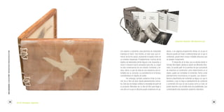 34 35
Librossorprendentes.LacolecciónMIMB1.MonumentalIdeasinMiniatureBooksdelaBNE
con espinos y cubriendo unas planchas de metacrilato
impresas en inject. Una historia, en este caso, que co-
menzó de forma casual, reubicando la bayeta motriz en
un contexto inesperado. Probablemente, muchos de los
objetos así elaborados jamás lleguen a ser expuestos, a
veces ni siquiera fueron pensados para ello; su origen
ha sido consecuencia de una relación constante y cer-
cana, íntima, lo que los dota de una relevancia casi en-
trañable por su cercanía y su persistencia en el tiempo,
convirtiéndose en objetos de poder.
Sin embargo, también podemos iniciar la crea-
ción de un libro de autor desde planteamientos concre-
tos. Este tipo de trabajo conlleva la necesidad de partir de
un proyecto. Merodear por la idea de libro para llegar a
una obra en la que el discurso puede sostenerse sin pa-
labras, o sin páginas propiamente dichas, en la que el
discurso puede ser lineal o redireccionarse por el que lo
contempla, puede tener incluso múltiples discursos que
se solapen mutuamente.
El desarrollo de la idea, que se aborda desde el
formato libro/objeto, plantea la opción de diferentes itine-
rarios. Se puede partir de la premisa de que conociendo
de antemano el contenedor como determinante en el
objeto, quede por completar el contenido; frente a este
planteamiento encontramos el opuesto, que desarro-
llando la idea/historia del contenido se llegue a lo que lo
envolverá, o que no haya un planteamiento de continente
y contenido sino que se vea la pieza como un todo, se
podría describir una increíble serie de posibilidades, que
contemplando esta exposición podemos vislumbrar.
Erin M. Paroubeck, Departure.
Cassondra Stukofski, Manufactured Lust.
 