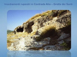 Insediamenti rupestri in Contrada San ConoPresenta una forma più regolare l’ambiente di sinistra, riservato sicuramente ad abitazione; visibili ancora sul soffitto e lungo le pareti i colpi del piccone. Nella parete di fondo c’è un giacitoio risparmiato nello scavo……e due nicchie disposte simmetricamente agli angoli della camera.