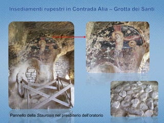 al centro 4 sepolcri  di forma campanata sormontati da baldacchino (lat. tegurium) e divisi da un corridoio;