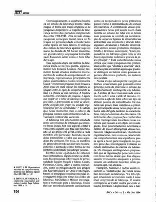 iJ!J/J ARTIGO
                                     Cronologicamente, a seqüência históri-         como os responsáveis pelos primeiros
                                  ca do estudo da liderança mostra várias           passos rumo à sistematização do estudo
                                  etapas. A teoria dos traços originou-se de        em liderança. A contribuição desses pes-
                                 pesquisas disponíveis a respeito de lide-          quisadores ficou, por assim dizer, mais
                                 rança dentro dos períodos compreendi-              restrita ao estudo do líder em si, tendo
                                  dos entre 1904-1948.Uma revisão dessas            suas pesquisas se omitido na considera-
                                 pesquisas conseguiu isolar cerca de 34             ção de aspectos ligados às circunstâncias
                                 traços de personalidade considerados               ambientais que envolvem o vínculo líder-
                                 como típicos de bons líderes. O enfoque            seguidor. Avaliando o trabalho desenvol-
                                 dos estilos de liderança aparece logo no           vido dentro desses primeiros enfoques,
                                 início da década de 50. Nesse momento,             Smith e Peterson comentam: "Esses pes-
                                 um grande esforço de pesquisa foi mobili-          quisadores em liderança agiam como se eles
                                 zado buscando saber como o bom líder              fossem alquimistas medievais à procura da pe-
                                 deve agir.                                         dra filoeofal", 5 Está subentendido nessa
                                     Essa segunda etapa da história da lide-        crítica que esses pesquisadores preten-
                                 rança inicia-se no pós-guerra, especial-           diam como que" destilar a essência" da li-
                                 mente nos Estados Unidos. Nesse mo-                derança para encontrar aquilo que pudes-
                                 mento foram criados inúmeros instru-               se distinguir os líderes como pessoas es-
                                 mentos de análise do comportamento em              peciais, diferentes, portanto, do restante
                                 liderança, representados principalmente            dos mortais.
                                 pelos questionários. Como testemunha                  Numa etapa subseqüente surgem as
                                 Guiot: "Numerosas pesquisas foram levadas a        teorias situacionais que possuem como
                                 efeito tendo em vista colocar em evidência as      principal foco de interesse o estudo do
                                 relações entre os tipos de comportamento do        comportamento contingente em lideran-
                                 líder e a eficácia de sua liderança. A hipótese    ça. A ênfase já não é mais colocada unica-
                                 subjacente, orientadora da pesquisa, é aquela     mente sobre uma variável isolada cir-
                                 que propõe ser o estilo de liderança manifesto     cunscrita à ação do líder sobre um tipo de
                                 pelo líder, o determinante do nível de desem-      atitude passiva do subordinado. De ma-
                                 penho atingido pelo grupo (ou unidade orga-       neira um pouco mais complexa, a princi-
                                 nizacional por ele comandada)".» É sabido         pal preocupação desse novo grupo de es-
                                 que nesse momento todo o esforço de               tudos será dirigida também às caracterís-
                                 pesquisa contava com ambientes onde ha-           ticas comportamentais dos liderados. Os
                                 via maior controle das variáveis.                 defensores das proposições conhecidas
                                    A liderança tem sido também estudada           como contingenciais levantam novas va-
                                 como um processo de interação que envol-          riáveis que passam a ser objeto de investi-
                                 ve trocas sociais. Sob esse aspecto, o líder é    gação. Esse posicionamento determina o
                                 visto como alguém que traz um benefício,          caráter de maior abrangência dessas teo-
                                 não só ao grupo em geral, como a cada             rias com relação às anteriores. O ambiente
                                 membro em particular, fazendo nascer              organizacional, bem como as característi-
                                 desse intercâmbio o valor que seus segui-         cas comportamentais dos seguidores, pas-
                                 dores lhe atribuem. Em troca, os membros          sa agora a fazer parte integrante do qua-
                                 do grupo devolverão ao líder seu reconhe-         dro geral das investigações voltadas ao
                                 cimento e aceitação como forma de lhe             estudo sistemático da ciência da lideran-
                                 conferir a autoridade para dirigir pessoas.       ça. Os enfoques contingenciais propuse-
                                    Dentro desse apanhado de estudos               ram que as organizações poderiam contar
                                 mais sistemáticos, alguns nomes se desta-         com bons líderes desde que lhes dispen-
                                 cam. Nas pesquisas sobre traços de perso-         sassem treinamento adequado e promo-
                                 nalidade surgem Stogdil e Mann. Lewin,            vessem um ambiente favorável onde pu-
                                 Fleshman, Coons, Likert e outros conheci-         dessem agir com eficácia.
4. GUIOT, J. M. Organisations    dos, como os pesquisadores dos grupos                 Hampton, Summer e Weber assim re-
socia/es et comportements.
Montreal: Les Éditions Agenee    das Universidades de Ohio e Michigan,             sumem a contribuição oferecida nessa
d'Are INC, 1987, p. 142.         foram os principais responsáveis pelas in-        fase do estudo da liderança: "Os três enfo-
                                 vestigações feitas em tomo dos estilos de         ques situacionais acrescentam muito à nossa
5. SMITH, R., PETERSON, M. F.
Leadership, organization and-
                                 liderança. McClellan e Minner investiga-          atual compreensão de liderança. O modelo
cu/ture. London: Sage Publica-   ram a motivação para a liderança. Todos           contingencial de Fiedler mostra que existe si-
tion, 1989, p. 11.               eles são reconhecidamente considerados            tuações favoráveis e desfavoráveis para o líder

104                                                                                            RAE. v.34 • n.3 • Mai./Jun.1994
 