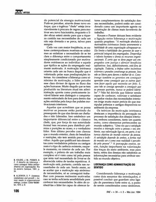 iJ~1J
     ARTIGO


                                     do potencial da sinergia motivacional.        tores complementares de satisfação des-
                                    Pode-se perceber, através desse novo en-       sas necessidades, poderá então ser consi-
                                    foque, que o ingênuo" chefe" esteja inva-      derado como um importante agente na
                                    riavelmente à procura de regras para mo-       construção de climas mais favoráveis de
                                    tivar seu novo funcionário, enquanto o lí-     trabalho.
                                    der eficaz estará atento para que a rique-        Kouzes e Posner deixam bem evidente
                                    za contida nas necessidades de cada um         a ligação entre liderança e motivação
                                    não seja drenada e se perca, talvez para       quando propõem: "A motivação absoluta a
                                    sempre.                                        motivadores extrínsecos limita severamente a
                                       Cada vez com maior freqüência, os au-       habilidade de uma organização ultrapassar-se.
                                    tores contemporâneos mostram-se unâni-         Ela limita a habilidade dos gerentes de usar o
                                    mes ao enfatizar a necessidade de se ter       potencial integral dos empregados. Desperdiça
                                    clara a diferença entre o comportamento        o talento humano e drena os recursos organi-
                                    simplesmente condicionado por motiva-          zacionais. É certo que se deva pagar aos em-
                                    dores extrínsecos ao indivíduo e aquele        pregados com justiça e oferecer benefícios
                                    que tipifica as ações do empregado real-       eqüitativos. Isso, definitivamente, está fora de
                                    mente motivado. A motivação intrínseca         cogitação. Todavia, a ênfase sobre incentivos
                                    orienta cada um na busca daquilo que é         externos e pr.essões constrange as pessoas. Isso
                                    valorizado pelas suas predisposições in-       não as libera para darem o melhor de si. Cons-
                                    ternas. Ao considerar a liderança como si-     trange também os gerentes em conseguir
                                    nônimo de motivação, o líder percebe          aprender como conseguir que os outros quei-
                                    esse claro divisor de águas no fluxo das       ram fazer aquilo que necessita ser feito. E,
                                    ações humanas. Muito daquilo que se tem       caso não se consiga aprender a conseguir que
                                    produzido na literatura atual em admi-        as pessoas queiram, nunca se poderá liderá-
                                    nistração aponta como praticamente in-        las". 8 Não há dúvida que liderar sendo
                                    viável liderar sem distinguir o comporta-     capaz de conhecer, valorizar e satisfazer
                                    mento estimulado de fora para dentro das      os apelos vindos das necessidades interio-
                                    ações emitidas pela força das pulsões mo-     res exige muito maior perícia do que ma-
                                    tivacionais interiores.                       nipular prêmios e castigos disponíveis no
                                       Aqueles que acreditam que se possa         ambiente da empresa.
                                   motivar as pessoas estão partindo do               Os teóricos da motivação intrínseca
                                   pressuposto de que elas devam ser chefia-      destacam a importância da percepção no
                                   das e não lideradas. Isso estabelece um        processo de satisfação dos desejos interio-
                                   importante diferencial entre o clássico        res, embora considerem, tanto um quanto
                                   chefe, que, por força da sua autoridade        outro, como elementos pertencentes ao
                                   formal tem recursos para distribuir prê-       mundo subjetivo. "Uma vez que a satisfação
                                   mios e punições ao acaso, e o verdadeiro       envolva a interação entre a pessoa e seu am-
                                   líder. Este último percebe com clareza         biente, sua valorização liga-se, em parte, à na-
                                   que o mundo exterior, cheio de benefícios      tu reza objetiva do mundo exterior da pessoa.
                                   e restrições, não tem sentido para o indi-     A satisfação depende de ambos, a forma real
                                   víduo. Aquilo que qualificará tais elemen-     do mundo ser e como essa realidade é percebi-
                                   tos como verdadeiros prêmios ou castigos       da pela pessoa"." A percepção exerce, as-
                                   reais é o tipo de carência existente, naque-   sim, função importante na valorização
                                   le momento, no interior de cada um. Por        dos traços do meio ambiente, mas para
                                   exemplo, o prêmio de um trabalho mais          tanto, retira dos desejos não satisfeitos as
                                   complexo só é visto como tal pela pessoa       informações necessárias para atribuir sen-
                                   que sinta real necessidade de livrar-se da     tido ao mundo objetivo.
8. KOUZES, J. M., POSNER, B.
Z. O desafio da liderança -        aborrecida rotina de tarefas repetitivas. A
como conseguir feitos extraor-     motivação está, portanto, contida nas ne-      LIDERANÇA COMO ADMINISTRAÇÃO DO
dinários em organizações. Rio      cessidades de cada um. Sendo assim, ao         SENTIDO
de Janeiro: Campus, 1991, p.
34.                                se aceitar que a motivação seja sinônimo
                                   de necessidades, só se conseguirá traba-         Considerando liderança e motivação
9. ALDERFER, D. P. Existence,      lhar com pessoas realmente motivadas           como dois assuntos tão entrelaçados, é
relatedness and growth - nu-
man needs in organizational        caso se tenha suficiente sensibilidade para    possível concluir que guardam uma liga-
settings. London: Collier-McMil-   conhecer tais necessidades. Se além de co-     ção de parentesco forte entre si, a ponto
lan, 1972, p. 8.                   nhecê-las o líder for capaz de oferecer fa-    de serem considerados como sinônimos.

106                                                                                            RAE. v.34 • n.3 • Mai./Jun.1994
 