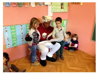 Li donem la carta al patge