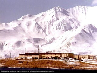 Adak, à l'extrême sud-ouest de l'Alaska, est l'une des dernières Iles Aléoutiennes, à plus de 2000 km d'Anchorage. Cette
ancienne base navale, utilisée lors de la Seconde Guerre Mondiale et la Guerre Froide, abrite aujourd'hui un peu plus de
300 habitants. Ceux-ci vivent dans de jolies maisons aux toits colorés.
Adak en Alaska
 