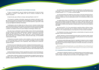 4.2.2. Dimensionamento e Montagem das Caixas de Medição Centralizadas 
Os tipos e as quantidades de caixas de medição são determinados em função do número 
de unidades de consumo a serem ligadas, bem como da corrente de demanda de cada 
unidade consumidora. 
Os tipos de caixas, para se efetuar os arranjos, estão especificados no item 4.2.1. 
A fim de garantir a qualidade, uniformidade e segurança das instalações a fabricação e monta-gem 
interna da caixa deve ser feita pelo fabricante homologado para o barramento blindado ou fa-bricante 
homologado da caixa de medição e neste caso este deve apresentar a cópia da ART e CREA 
do responsável legalmente habilitado a Distribuidora. 
A alimentação da caixa de medição pode ser feita por meio de conectores extraíveis (pinça 
plug-in) devidamente fixados à caixa de medição e inserida diretamente sobre o barramento blindado 
ou através de caixa de derivação. Em ambas as situações devem ser previsto dispositivo de proteção 
e manobra a ser instalado no interior da caixa de medição ou de derivação, conforme o caso. 
Nos casos em que a alimentação da caixa de medição se der por meio de caixa de derivação, 
da saída do dispositivo de proteção e manobra deve ser instalado um único ramal de distribuição 
principal, com seção máxima de 185 mm² – PVC 70ºC ou 185 mm² – XLPE/EPR até a caixa de me-dição 
devidamente acondicionado em eletroduto. Nestes casos o ramal de distribuição principal 
deve ser feito sempre com 4 condutores (3 fases e neutro) de mesma seção, a fim de possibilitar 
o balanceamento de cargas. 
Os dispositivos de proteção e manobra a serem instalados no interior das caixas de medição 
ou caixa de derivação devem ser feito por meio de disjuntor homologado cuja faixa de atuação 
deve ser adotada entre In(mínimo) = 63 A e In(máximo) = 400 A, de acordo com a corrente de-mandada 
de projeto. 
No interior da caixa de medição deve ser previsto a instalação de barramentos pintados ou iso-lados 
para a derivação dos ramais alimentadores das unidades de consumo devidamente protegido 
por meio de placa de policarbonato. Estes barramentos devem ser alimentados diretamente pelo 
disjuntor instalado no interior da caixa de medição ou então pelos cabos de alimentação vindos da 
caixa de derivação. 
Quando a demanda ultrapassar o limite de capacidade de corrente do ramal de distribuição prin-cipal 
ou máximo disjuntor de proteção, a demanda deve ser distribuída em outras caixas de medição. 
A seção mínima e máxima dos condutores do ramal alimentador da unidade de consumo devem ser 
os cabos 10 mm² e 35 mm², respectivamente, observando que o comprimento mínimo de cabos para 
possibilitar conexão ao medidor deve ser de 300 mm. 
Os condutores dos ramais alimentadores devem ser identificados com anilhas plásticas com a 
identificação “L” para o circuito de Linha e “C” para o de Carga, devendo ainda terem identificadas 
as respectivas fases, “R”, “S”, “T”, em que se encontram ligadas. 
Os ramais alimentadores das unidades de consumo devem ser derivados diretamente dos bar-ramentos 
instalados no interior da caixa através de terminais de compressão e chegarem até os 
respectivos medidores por meio de canaleta plástica de 80 x 50 mm devidamente fixadas na caixa 
de medição. 
As canaletas plásticas devem ser instaladas em toda a extensão da caixa de medição e atrás das 
placas universais metálicas de fixação dos medidores e em ambos os lados dos mesmos até a caixa 
de dispositivos de proteção individual. Essas canaletas irão acondicionar os cabos de entrada (linha) e 
saída (carga) dos medidores sendo dispensada a instalação quando se tratar de uma única medição do 
tipo indireta. 
Nas caixas tipo MEC II, IV e VI em uma das laterais, esquerda ou direita, conforme o encami-nhamento 
do cabo de comunicação, deve ser instalada uma placa de comunicação. Já nas caixas 
tipo MEC IX e XII a instalação da placa de comunicação deve ser feita em ambas extremidades. 
Os componentes da entrada consumidora devem ser determinados em função da soma das 
demandas, conforme cálculo de demanda. 
Quando a demanda no ramal de distribuição principal requerer uma seção de condutor superior 
a 185 mm² deve ser instalada outra caixa de medição no andar juntamente com outra caixa de deri-vação 
cuja disposição deve atender ao desenho 81. 
Os conectores extraíveis (pinça plug-in) devem ter capacidade de condução de corrente compatível 
com a capacidade dos condutores de alimentação das caixas de medição. Estes só devem ser extraídos 
pelo fabricante do barramento blindado ou aquele por ele indicado e não podem ser extraídos em 
carga e em tensão. 
Nota: Quando forem utilizados condutores flexíveis classes 4, 5 e 6, conforme NBR-NM 247-3, todos os condutores devem ser de 
mesma classe e em suas pontas devem ser instalados terminais do tipo ilhós (pino tubular) fabricado em cobre com camada de estanho, 
isolado com luva de polipropileno ou nylon com comprimento da região de prensagem de 25 mm, para ligação aos bornes dos medidores, 
conforme desenho nº 15. 
4.2.3. Instalação das Caixas de Medição Centralizada 
A caixa pode ser embutida em alvenaria ou ser fixada firmemente por meio de parafusos, porcas, 
buchas e arruelas, e apoiada sobre base de alvenaria. Quando sobreposta ao barramento blindado 
o ponto de fixação e sustentação dessa caixa não deve ser em hipótese alguma o mesmo. 
210 211 
 