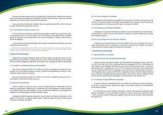 No interior de cada caixa para leitura local, logo abaixo de cada painel de interface serial remoto e 
ainda na porta desta caixa deverão ser identificado com placa informativa com o número ou nome dos 
respectivos com os blocos, torres a qual se refere cada painel. 
A caixa para leitura local deve ser instalada a altura compreendida entre 600 a 1.000 mm do piso 
acabado, considerando a base inferior da caixa. 
4.5.2. Localização da Caixa para Leitura Local 
A caixa para leitura local deve ser instalada em local abrigado e de fácil acesso, garantindo à aber-tura 
das portas da caixa em no mínimo 90º e um vão livre entre a extremidade da porta e qualquer 
parede ou obstáculo, de no mínimo 600 mm. Em casos de instalação ao tempo a mesma deve ser 
provida de pingadeira. 
A caixa pode estar localizada junto à guarita de entrada do empreendimento desde que esta esteja 
situada do lado externo desta. 
Nota: O circuito de alimentação das tomadas previstas no interior das caixas concentradora e de leitura local deve ser protegido por 
disjuntores ou chaves seccionadoras de abertura sob carga com fusíveis instalados no interior da caixa de dispositivo de proteção e manobra 
no centro de medição ou quadro de distribuição compacto, devidamente identificados. 
5. Placa de Comunicação 
A placa de comunicação, instalada no interior da caixa de medição centralizada, destina-se a abri-gar 
os blocos de conexão RJ11, o roteador/conversor de sinais, a fonte de alimentação e duas tomadas 
Vca (FFT ou FNT) protegidas por disjuntores de 10 A, bem como a passagem do cabo de comunicação. 
5.1. Instalação e Localização da Placa de Comunicação 
Nas caixas de medição tipo MEC II, IV e VI deve ser prevista a instalação de uma placa de comu-nicação, 
em uma das laterais, esquerda ou direita, conforme o encaminhamento do cabo de comu-nicação 
ao longo do trecho nos andares. 
Nas caixas de medição tipo MEC IX e XII deve ser prevista a instalação de duas placas de co-municação 
em ambas extremidades das caixas. 
6. Plaquetas de Identificação 
Todas as unidades de consumo, caixas e centros de medição devem ser identificados, de forma 
idêntica ao projeto elétrico liberado junto a Distribuidora, por meio de plaquetas metálicas gravadas 
ou esmaltadas a fogo, ou acrícilas gravadas em relevo, devidamente fixadas por meio de parafusos ou 
rebitadas, em locais apropriados, conforme indicações a seguir: 
As plaquetas de identificação das unidades de consumo devem ser fixadas, externamente, sob as 
viseiras e internamente, na canaleta plástica fixada no fundo da respectiva caixa, de modo que seja 
visível após a instalação do medidor. 
6.1. Em Caixa de Medição Centralizada 
As plaquetas de identificação das unidades de consumo devem ser fixadas, externamente sob as 
viseiras e, internamente próximo ao medidor na extremidade inferior da placa universal metálica ou 
na canaleta plástica, de modo que seja visível após a instalação do medidor. 
6.2. Nos Dispositivos de Proteção Individual 
Os dispositivos de proteção individual das unidades de consumo também devem ser devidamen-te 
identificados no interior da caixa, não podendo ser utilizado o corpo do dispositivo de proteção 
para fixação da plaqueta. 
6.3. Em Caixa de Dispositivo de Proteção e Manobra 
As plaquetas, para identificação dos centros de medição e/ou caixas de medição devem ser fi-xadas 
externamente através de parafusos ou rebites sob as alavancas de manobra, caso existam, 
e internamente ao lado dos respectivos dispositivos de proteção. 
7. Sistema de Comunicação 
7.1. Cabo de Rede de Comunicação 
7.1.1. Característica do Cabo de Rede de Comunicação 
Cabo de controle, dois pares trançados, de cobre eletrolítico estanhado, tempera mole clas-se 
2, AFD 2P-24 AWG (0,61 mm²), isolação polietileno termoplástico (PE) 70º C, identificados em 
cores distintas; com blindagem individual por par de fitas de poliéster aluminizada + corda dreno 
aluminizada classe 2; protegidos por capa de PVC, antichama, com diâmetro externo aproximado 
7,0 mm. Resistência elétrica a 20º centígrados menor que 83 Ω/km. Resistência de isolamento a 
20º centígrados maior ou igual 5.000 MΩ/km. Capacitância mínima 77 pF/km. Rigidez dielétrica 
entre condutores e blindagem 400 Vca aplicados durante 1(um) minuto. Tensão de operação (Vrms) 
de 250 Volts. Peso aproximado de 0,050 kg/m. Conforme desenho nº 86, sequência 1/1. 
7.1.2. Instalação do Cabo de Rede de Comunicação 
Os cabos de rede de comunicação devem ser instalados em eletrodutos, conforme especifica-do 
no item 3.2 deste fascículo, devendo este seguir o mais próximo possível o encaminhamento 
do barramento blindado. 
Em cada andar com caixa de medição centralizada, o cabo de comunicação da prumada principal 
deve ser seccionado e em sua extremidade instalado um conector terminal tipo agulha para cabo 
1,5 mm², por par de condutor e drenos para a ligação ao bloco de conexão do andar, conforme desenho 
87 sequência 2/2. 
216 217 
 