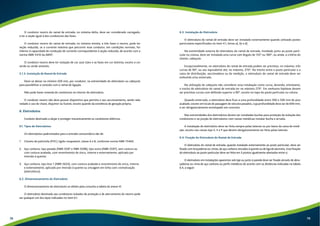 O condutor neutro do ramal de entrada, no sistema delta, deve ser considerado carregado, 
e ter a seção igual à dos condutores das fases. 
O condutor neutro do ramal de entrada, no sistema estrela, a três fases e neutro, pode ter 
seção reduzida, se a corrente máxima que percorrer esse condutor, em condições normais, for 
inferior à capacidade de condução de corrente correspondente à seção reduzida, de acordo com a 
norma NBR-5410 da ABNT. 
O condutor neutro deve ter isolação de cor azul claro e as fases em cor distinta, exceto a cor 
verde ou verde-amarelo. 
5.1.3. Instalação do Ramal de Entrada 
Deve-se deixar no mínimo 500 mm, por condutor, na extremidade do eletroduto ou cabeçote 
para possibilitar a conexão com o ramal de ligação. 
Não pode haver emenda de condutores no interior do eletroduto. 
O condutor neutro não deve possuir dispositivo que permita o seu seccionamento, sendo nele 
vedado o uso de chave, disjuntor ou fusível, exceto quando da existência de geração própria. 
6. Eletrodutos 
Conduto destinado a alojar e proteger mecanicamente os condutores elétricos. 
6.1. Tipos de Eletrodutos 
Os eletrodutos padronizados para a entrada consumidora são de: 
1. Cloreto de polivinila (PVC) rígido rosqueável, classe A e B, conforme norma NBR-15465; 
2. Aço carbono, tipo pesado (NBR-5597 e NBR-5598), tipo extra (NBR-5597), sem costura ou 
com costura acabada, com revestimento de zinco, interna e externamente, aplicado por 
imersão à quente; 
3. Aço carbono, tipo leve 1 (NBR-5624), com costura acabada e revestimento de zinco, interna 
e externamente, aplicado por imersão à quente ou zincagem em linha com cromatização 
(eletrolítico). 
6.2. Dimensionamento do Eletroduto 
O dimensionamento do eletroduto se obtém pela consulta a tabela do anexo II. 
O eletroduto destinado aos condutores isolados de proteção e de aterramento do neutro pode 
ser qualquer um dos tipos indicados no item 6.1. 
6.3. Instalação do Eletroduto 
O eletroduto do ramal de entrada deve ser instalado externamente quando utilizado postes 
particulares especificados no item 4.1, letras a), b) e d). 
Na extremidade externa do eletroduto do ramal de entrada, instalado junto ao poste parti-cular 
ou coluna, deve ser instalada uma curva com ângulo de 135° ou 180°, ou ainda, a critério do 
cliente, cabeçote. 
Excepcionalmente, no eletroduto do ramal de entrada podem ser previstas, no máximo, três 
curvas de 90°, ou seu equivalente até, no máximo, 270°. No trecho entre o poste particular e a 
caixa de distribuição, seccionadora ou de medição, o eletroduto do ramal de entrada deve ser 
embutido e/ou enterrado. 
Na utilização de cabeçote não considerar essa instalação como curva, devendo, entretanto, 
o trecho do eletroduto do ramal de entrada ter no máximo 270°. Em nenhuma hipótese devem 
ser previstas curvas com deflexão superior a 90°, exceto no topo do poste particular ou coluna. 
Quando enterrado, o eletroduto deve ficar a uma profundidade entre 300 e 500 mm do piso 
acabado, exceto em locais de passagem de veículos pesados, cuja profundidade deve ser de 600 mm, 
e ser obrigatoriamente envelopado em concreto. 
Nas extremidades dos eletrodutos devem ser instaladas buchas para proteção da isolação dos 
condutores e na junção de eletrodutos com caixas metálicas instalar bucha e arruela. 
A instalação do eletroduto deve ser feita sempre pelas laterais ou por baixo da caixa de medi-ção, 
exceto nas caixas tipo I, E e P que devem obrigatoriamente ser feita pelas laterais. 
6.4. Fixação do Eletroduto do Ramal de Entrada 
O eletroduto do ramal de entrada, quando instalado externamente ao poste particular, deve ser 
fixado com braçadeiras ou cintas, de aço carbono zincados à quente ou de liga de alumínio. Essa fixação 
do eletroduto ao poste particular deve ser feita em 3 pontos igualmente afastados entre si. 
O eletroduto em instalações aparentes sob laje ou junto à parede deve ser fixado através de abra-çadeiras 
ou cinta de aço carbono ou perfis metálicos de acordo com as distâncias indicadas na tabela 
6.4, a seguir: 
78 79 
 