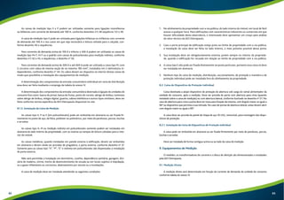 As caixas de medição tipo I e P podem ser utilizadas somente para ligações monofásicas 
ou bifásicas com corrente de demanda até 100 A, conforme desenhos n°s 38 sequência 1/2 e 39. 
A caixa de medição tipo E pode ser utilizada para ligações bifásicas ou trifásicas com corrente 
de demanda até 100 A e nos casos em que seja necessária a leitura voltada para a calçada, con-forme 
desenho 40 e sequências. 
Para correntes de demanda acima de 100 A e inferior a 300 A podem ser utilizadas as caixas de 
medição tipo M+T, H+T ou o padrão com caixas de policarbonato para medição indireta, conforme 
desenhos n°s 42 e 43, e sequências, e desenho n° 56. 
Para correntes de demanda acima de 300 A e até 600 A pode ser utilizada a caixa tipo M, com 
2 circuitos com cabos de mesma seção de no máximo 185 mm², instalados em 2 eletrodutos in-dependentes, 
conforme desenho n° 44. Os cabos devem ser dispostos no interior destas caixas de 
modo que possibilite a instalação dos equipamentos de medição. 
A determinação dos componentes da entrada consumidora individual em zona de distribuição 
área deve ser feita mediante o emprego da tabela do anexo IV. 
A determinação dos componentes da entrada consumidora destinada à ligação de unidades de 
consumo fixa como: banca de jornal, banca de frutas, posto do correio, abrigo de ônibus, luminoso 
sobre abrigo de ônibus, relógio digital, guarita, cabina telefônica e outros tipos similares, deve ser 
feita conforme norma específica da AES Eletropaulo disponível no site. 
8.1.3. Instalação da Caixa de Medição 
As caixas tipo I, P ou E (em policarbonato) pode ser embutida em alvenaria ou ser fixada fir-memente 
no poste de aço, de fibra, poliéster ou polimérico, por meio de parafusos, porcas, buchas 
e arruelas. 
As caixas tipo H, M ou medição indireta em policarbonato somente podem ser instaladas em 
alvenaria do lado interno da propriedade, com as viseiras ou tampas de leitura voltadas para o inte-rior 
do imóvel. 
As caixas metálicas, quando instaladas em parede externa à edificação, devem ser embutidas 
em alvenaria e devem ainda ser providas de pingadeira, e porta externa, conforme desenho nº 37. 
Somente para as caixas tipo “I”, “P”, “E” e indireta em policarbonato são dispensadas a instalação 
de porta externa. 
Não será permitida a instalação em dormitório, cozinha, dependência sanitária, garagem, divi-sória 
de madeira, vitrine, trecho de desenvolvimento de escada ou em locais sujeitos à trepidação, 
ou a gases inflamáveis ou corrosivos, abalroamento por veículo ou a inundações. 
A caixa de medição deve ser instalada atendendo as seguintes condições: 
1. No alinhamento da propriedade com a via pública, do lado interno do imóvel, em local de fácil 
acesso a qualquer hora. Para edificações com características industriais ou comerciais em que 
houver dificuldade desta observância, o interessado deve apresentar um croqui para análise 
do setor técnico da AES Eletropaulo; 
2. Caso a porta principal da edificação esteja junto ao limite de propriedade com a via pública, 
a instalação da caixa deve ser feita no lado interno, o mais próximo possível dessa porta; 
3. Sua instalação deve ser obrigatoriamente externa, porém sempre no interior da proprieda-de, 
quando a edificação for recuada em relação ao limite de propriedade com a via pública. 
4. A caixa tipo E não pode ser fixada diretamente no poste particular, portanto essa caixa só deve 
ser instalada em alvenaria. 
5. Nenhum tipo de caixa de medição, distribuição, seccionamento, de proteção e manobra e de 
proteção individual pode ser instalada fora do alinhamento da propriedade. 
8.2. Caixa de Dispositivo de Proteção Individual 
Caixa destinada a alojar dispositivo de proteção de abertura sob carga do ramal alimentador da 
unidade de consumo, após a medição. Deve ser provida de porta com abertura para cima (quando 
instalado sobre a caixa de medição) ou com abertura lateral, conforme ilustrado no desenho nº 21. No 
caso de abertura para cima a porta deve ter trava para fixação da mesma, com ângulo maior ou igual a 
90° ou dispositivo que permita a sua retirada. No caso de portas de abertura lateral, estas devem abrir 
com ângulo maior ou igual a 90°. 
A caixa deve ser provida de painel de chapa de aço 16 USG, removível, para montagem dos dispo-sitivos 
de proteção. 
8.2.1. Instalação da Caixa de Dispositivos de Proteção Individual 
A caixa pode ser embutida em alvenaria ou ser fixada firmemente por meio de parafusos, porcas, 
buchas e arruelas. 
Deve ser instalada de forma contígua acima ou ao lado da caixa de medição. 
9. Equipamentos de Medição 
O medidor, os transformadores de corrente e o bloco de aferição são dimensionados e instalados 
pela AES Eletropaulo. 
9.1. Medição Direta 
A medição direta será determinada em função da corrente de demanda da unidade de consumo 
conforme tabela do anexo IV. 
82 83 
 