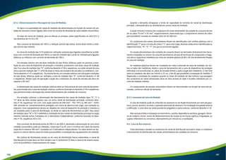 8.5.2. Dimensionamento e Montagem da Caixa de Medição 
Os tipos e as quantidades de caixas de medição são determinados em função do número de uni-dades 
de consumo a serem ligadas, bem como da corrente de demanda de cada unidade consumidora. 
Os tipos de caixas de medição, para se efetuar os arranjos, estão especificados no item 8.5.1 e 
nos desenhos de nºs 22 a 29. 
Para corrente de demanda até 100 A, a medição será do tipo direta. Acima deste limite a medi-ção 
será do tipo indireta. 
As caixas de medição tipo II e P podem ser utilizadas somente para ligações monofásicas ou bifá-sicas 
com corrente de demanda até 100 A e a caixa de medição tipo E pode ser utilizada para ligações 
bifásicas ou trifásicas com corrente de demanda até 100 A. 
Em entrada coletiva com até duas medições do tipo direta, bifásicas, pode ser prevista a insta-lação 
de uma caixa de dispositivo de proteção e manobra, juntamente com duas caixas de medição 
tipo II ou caixa de medição tipo “K”, conforme desenho nº 46 e sequências, ou então através de uma 
única caixa de medição tipo “L” a fim de alojar a chave seccionadora de entrada e os medidores, con-forme 
desenho nº 47 e sequências. Da mesma forma, em entrada coletiva com até quatro medições 
do tipo direta, bifásicas, pode ser utilizada a caixa de medição tipo “H”, conforme desenho nº 48 
e sequências. Nestes tipos de aplicação a seção dos condutores do ramal de entrada não deve ser 
superior a 95 mm². 
A alimentação das caixas de medição coletivas deve ser feita através de uma caixa de barramen-tos, 
posicionada sob a caixa de medição coletiva, conforme ilustrado no desenho nº 45 e sequências, 
que permitirá ainda a derivação dos ramais alimentadores das unidades de consumo. 
Em entradas coletivas, a alimentação dos barramentos das caixas de medição tipos “K”, “L” e 
“H” deve ser feita através apenas com um único ramal de distribuição principal, conforme dese-nho 
nº 45, sequências 1/5 a 3/5, com seção máxima de 240 mm² – PVC 70°C ou 185 mm² – XLPE/ 
EPR, devendo ser convenientemente protegido com chave de abertura sob carga, com proteção ou 
disjuntor. Esses equipamentos devem ser alojados em caixa de dispositivo de proteção e manobra a 
ser instalado junto à caixa de distribuição, ou ainda na cabina de barramentos ou QDC. Nas caixas 
de medição tipos “M” e “N” é admitida a instalação de dois ramais de distribuição principal na seção 
máxima indicada acima, instalados em 2 eletrodutos independentes, conforme ilustrado no dese-nho 
nº 45, sequências 4/5 e 5/5. 
Para correntes de demanda acima de 300 A e até 600 A, destinada a alimentação de uma única 
unidade consumidora, pode ser utilizadas, caixas tipo H ou M, com 2 circuitos com cabos de mesma 
seção de no máximo 185 mm², instalados em 2 eletrodutos independentes. Os cabos devem ser dis-postos 
no interior destas caixas de modo que possibilite a instalação dos equipamentos de medição. 
No sistema de distribuição estrela ou em zona de distribuição futura subterrânea, o ramal de 
distribuição principal deve ser feito sempre com 4 condutores (3 fases e neutro) de mesma seção, 
a fim de possibilitar o balanceamento de cargas. 
Quando a demanda ultrapassar o limite de capacidade de corrente do ramal de distribuição 
principal, a demanda deve ser distribuída em outras caixas de medição. 
A seção mínima e máxima dos condutores do ramal alimentador da unidade de consumo devem 
ser os cabos 10 mm² e 35 mm², respectivamente, observando que o comprimento mínimo de cabos 
para possibilitar conexão ao medidor deve ser de 300 mm. 
Os condutores dos ramais alimentadores devem ser identificados com anilhas plásticas com a 
identificação “L” para o circuito de Linha e “C” para o de Carga, devendo ainda terem identificadas as 
respectivas fases, “R”, “S”, “T”, em que se encontram ligadas. 
Os ramais alimentadores das unidades de consumo devem ser derivados diretamente dos barra-mentos 
instalados no interior da caixa de barramentos através de terminais de compressão e chega-rem 
até os respectivos medidores por meio de canaleta plástica de 80 x 50 mm devidamente fixadas 
na caixa de medição. 
As canaletas plásticas devem ser instaladas em toda a extensão da caixa de medição, em am-bos 
os lados dos medidores, desde a caixa de barramentos até a caixa de dispositivos de proteção 
individual e irá acondicionar os cabos de entrada (linha) e saída (carga) dos medidores. O vão livre 
entre as canaletas não deve ser inferior a 22 cm, a fim de que possibilite a instalação do medidor. É 
dispensada a instalação de canaletas quando se tratar de medição do tipo indireta cuja passagem 
dos condutores do ramal alimentador deve ser feita através de niple e arruelas individuais por cir-cuito 
da medição indireta. 
Os componentes da entrada consumidora devem ser determinados em função da soma das de-mandas, 
conforme cálculo de demanda. 
8.5.3. Instalação da Caixa de Medição 
A caixa de medição pode ser embutida em alvenaria ou ser fixada firmemente por meio de para-fusos, 
porcas, buchas e arruelas, e apoiada sobre base de alvenaria. Em instalação em parede externa 
a edificação, a caixa deve ser ainda provida de pingadeira e porta externa, conforme desenho nº 37. 
Não será permitida a instalação em dormitório, cozinha, dependência sanitária, garagem, divisó-ria 
de madeira, vitrine, trecho de desenvolvimento de escada ou em locais sujeitos à trepidação, ou 
a gases inflamáveis ou corrosivos, abalroamento por veículo ou a inundações. 
8.6. Caixa de Barramentos 
Caixa destinada a receber os condutores do ramal de distribuição principal e alojar os isoladores 
e barramentos de distribuição dos ramais alimentadores das unidades de consumo. 
106 107 
 