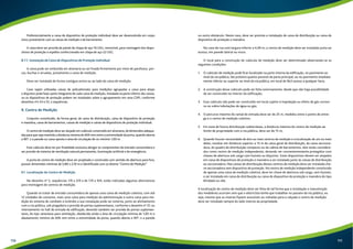 Preferencialmente a caixa de dispositivo de proteção individual deve ser desenvolvida em corpo 
único juntamente com as caixas de medição e de barramento. 
A caixa deve ser provida de painel de chapa de aço 16 USG, removível, para montagem dos dispo-sitivos 
de proteção e espelho confeccionado em chapa de aço 22 USG. 
8.7.1. Instalação da Caixa de Dispositivos de Proteção Individual 
A caixa pode ser embutida em alvenaria ou ser fixada firmemente por meio de parafusos, por-cas, 
buchas e arruelas, juntamente a caixa de medição. 
Deve ser instalada de forma contígua acima ou ao lado da caixa de medição. 
Caso sejam utilizadas caixas de policarbonato para medições agrupadas a caixa para alojar 
o disjuntor pode fazer parte integrante de cada caixa de medição, instalada na parte inferior das caixas, 
ou os dispositivos de proteção podem ser instalados sobre o agrupamento em uma CDPI, conforme 
desenhos nºs 54 e 55, e sequências. 
9. Centro de Medição 
Conjunto constituído, de forma geral, de caixa de distribuição, caixa de dispositivo de proteção 
e manobra, caixa de barramentos, caixas de medição e caixas de dispositivos de proteção individual. 
O centro de medição deve ser alojado em cubículo construído em alvenaria, de dimensões adequa-das 
para que seja mantida a distância mínima de 600 mm entre a extremidade da porta, quando aberta 
a 90°, e a parede ou caixa oposta e área de circulação de no mínimo 1,00 m. 
Esse cubículo deve ter por finalidade exclusiva abrigar os componentes da entrada consumidora e 
ser provido de sistema de ventilação natural permanente, iluminação artificial e de emergência. 
A porta do centro de medição deve ser projetada e construída com sentido de abertura para fora, 
possuir dimensões mínimas de 0,80 x 2,10 m e identificada com os dizeres “Centro de Medição” 
9.1. Localização do Centro de Medição 
No desenho nº 5, sequências 1/9 a 3/9 e de 7/9 a 9/9, estão indicadas algumas alternativas 
para montagem de centros de medição. 
Quando se tratar de entrada consumidora de apenas uma caixa de medição coletiva, com até 
12 unidades de consumo, mais uma caixa para medição da administração e outra caixa para me-dição 
do sistema de combate a incêndio a sua instalação pode ser externa, junto ao alinhamento 
com a via pública, sob pingadeira e provida de portas suplementares, conforme o desenho nº 37, ou 
internamente no hall de entrada da edificação, devendo também ser provida de portas suplemen-tares, 
do tipo veneziana para ventilação, obedecida ainda a área de circulação mínima de 1,00 m e 
afastamento mínimo de 600 mm entre a extremidade da porta, quando aberta a 90°, e a parede 
ou outro obstáculo. Neste caso, deve ser prevista a instalação de caixa de distribuição ou caixa de 
dispositivo de proteção e manobra. 
No caso de rua com largura inferior a 4,00 m, o centro de medição deve ser instalado junto ao 
acesso, em parede lateral ou muro. 
O local para a construção do cubículo de medição deve ser determinado observando-se as 
seguintes condições: 
1. O cubículo de medição pode ficar localizado na parte interna da edificação, no pavimento ao 
nível da via pública, tão próximo quanto possível da porta principal, ou no pavimento imediata-mente 
inferior ou superior ao nível da via pública, em local de fácil acesso a qualquer hora; 
2. A construção desse cubículo pode ser feita externamente, desde que não haja possibilidade 
de ser construído no interior da edificação; 
3. Esse cubículo não pode ser construído em local sujeito à trepidação ou efeito de gás corrosi-vo 
ou sobre tubulações de água ou gás; 
4. O percurso máximo do ramal de entrada deve ser de 25 m, medidos entre o ponto de entre-ga 
e o centro de medição coletivo; 
5. Em zona de futura distribuição subterrânea, a distância máxima do centro de medição ao 
limite de propriedade com a via pública, deve ser de 15 m; 
6. Quando houver necessidade de dois ou mais centros de medição e a localização de um ou mais 
deles, resultar em distância superior a 15 m da caixa geral de distribuição, da caixa secciona-dora, 
do quadro de distribuição compacto ou da cabina de barramentos, eles serão considera-dos 
como centro de medição independente, devendo ser convenientemente protegidos com 
chaves de abertura sob carga com fusíveis ou disjuntor. Estes dispositivos devem ser alojados 
em caixa de dispositivos de proteção e manobra a ser instalada junto às caixas de distribuição 
ou seccionadora. Nas caixas de distribuição desses centros de medição deve ser instalada cha-ve 
seccionadora sem dispositivo de proteção. No centro de medição independente constituído 
de apenas uma caixa de medição coletiva, deve ter chave de abertura sob carga, sem fusíveis, 
a ser instalada em caixa de distribuição ou caixa de dispositivo de proteção e manobra do tipo 
blindada ou não. 
A localização do centro de medição deve ser feita de tal forma que a instalação e manutenção 
dos medidores ocorram sem que o eletricista tenha que trabalhar no passeio da via pública, ou 
seja, mesmo que as viseiras fiquem acessíveis ou voltadas para a calçada o centro de medição 
deve ser instalado sempre do lado interno da propriedade. 
110 111 
 