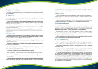 10. Equipamentos de Medição 
O medidor, os transformadores de corrente e o bloco de aferição são dimensionados e instalados 
pela AES Eletropaulo. 
10.1. Medição Direta 
A medição direta será determinada em função da corrente de demanda da unidade de consumo 
conforme tabela do anexo IV. 
Sendo a corrente de demanda até 100 A, a medição da unidade de consumo deve ser do tipo direta, 
observando que a seção máxima do condutor para a ligação do medidor é o cabo 35 mm² e a seção 
mínima do condutor é o cabo 10 mm². 
O ramal alimentador da unidade de consumo deve ter comprimento mínimo de 300 mm para 
possibilitar a conexão ao medidor. 
Nota: Quando forem utilizados condutores flexíveis classes 4, 5 e 6, conforme NBR-NM 247-3, todos os condutores devem ser de 
mesma classe e em suas pontas devem ser instalados terminais do tipo ilhós (pino tubular) fabricado em cobre com camada de estanho, 
isolado com luva de polipropileno ou nylon com comprimento da região de prensagem de 25 mm, para ligação aos bornes dos medidores, 
conforme desenho nº 15. 
10.2. Medição Indireta 
A medição será do tipo indireta quando a corrente de demanda for superior a 100 A ou o condutor 
do ramal alimentador for superior a 35 mm² e será efetuada através de transformadores de corrente, 
que serão instalados na caixa de medição ou cabina de barramentos. 
É obrigatória a instalação de chave seccionadora de abertura sob carga, sem fusíveis, antes dos 
transformadores de corrente. 
Nas caixas de medição tipo H ou M devem ser previsto um espaço equivalente à área destinada a 
seis viseiras para a medição indireta. 
Os condutores de ligação do medidor, em medição do tipo indireta, devem ser de cobre de seção 
de 2,5 mm² e serem instalados pelo interessado. 
O número de condutores, bem como a sua identificação são os seguintes: 
1. 7 fios: na modalidade “B” no sistema delta com neutro (3 vermelhos, 3 brancos, 1 azul-claro); 
2. 10 fios: na modalidade “C” nos sistemas com neutro (3 vermelhos, 3 brancos, 3 amarelos 
e 1 azul-claro). 
Nas extremidades dos condutores que ligam ao medidor e bloco de aferição devem ser instalados 
terminais tipo ilhós (pino tubular). Nas outras extremidades que fazem a conexão aos terminais de 
saída dos transformadores de corrente devem ser instalados terminais do tipo forquilha ou olhal. Todos 
estes terminais devem ser instalados pelo interessado. 
10.3. Fator de Potência 
Todos os clientes devem manter o fator de potência mínimo de 0,92 em suas instalações e o 
mais próximo possível da unidade, caso contrário ficará sujeito às condições estabelecidas na legis-lação 
em vigor. 
Quando utilizado banco de capacitores, este deve ser do tipo automático, preferencialmente, 
e instalado após a medição em local adequado, fora do cubículo da cabina de barramentos. 
11. Padrão Modular Agrupado 
A utilização deste tipo de padrão destina-se a unidades consumidoras atendidas em rede se-cundária 
de distribuição, monofásica ou bifásica, com corrente de demanda individual até 100 A, 
obedecidas as normas da ABNT e as legislações aplicáveis. A corrente de demanda geral de cada 
agrupamento não deve exceder a 300 A em rede secundária de distribuição trifásica. 
Em edificações de uso coletivo, em que existe a necessidade de alocar os medidores confina-dos 
em um único ambiente, seja em centro de medição ou instalado horizontalmente no hall no 
térreo, podem ser aplicadas as alternativas abaixo. 
A demanda calculada por unidade consumidora não deve ser superior a 100A exceto da adminis-tração 
do condomínio para a qual não se aplica este tipo de padrão. 
11.1. Caixas de Medição Agrupada 
Trata-se da instalação de caixas de medição individual tipo P, fabricada integralmente em policarbo-nato 
com tampa totalmente transparente, agrupadas em um único módulo ou conjunto de medições. 
A instalação de caixas de medição agrupadas só pode ser efetuada com a caixa de medição de 
policarbonato, tipo P. 
A quantidade de caixas agrupadas não pode ser superior a 3 caixas sobrepostas verticalmente 
e 6 caixas de cada lado do módulo de distribuição geral (CDPM), dispostas na horizontal. 
As montagens padrões devem estar em conformidade com os desenhos nºs 53 a 55, e sequên-cias, 
utilizados quando a rede de distribuição for em estrela ou delta, em que mostram caixas de me-dição 
individual tipo P agrupadas, formando um centro de medição coletivo com até 29 medições, 
se considerado a instalação do BEP e DPS ou então 30 medições se estes estiverem juntos a caixa 
seccionadora ou de distribuição. Este tipo de arranjo permite que cada unidade consumidora fique 
independente umas das outras, não sendo necessário abrir todas as caixas de medição quando hou-ver 
necessidade de intervenção na medição do cliente pela Distribuidora. Neste caso, cada unidade 
tem seu dispositivo de lacre independente. 
112 113 
 