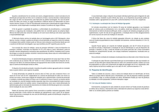 Quando o atendimento for em estrela com neutro, obrigatoriamente o ramal e entrada e/ou de 
distribuição principal deve ser feito com 4 condutores (3 fases e neutro) devendo o balanceamento 
das cargas ser feito nos barramentos, pelo fabricante do padrão homologado. No caso de atendi-mento 
em delta com neutro, as cargas monofásicas e bifásicas devem ser balanceadas nos barra-mentos 
laterais, ficando a 3º fase (4º fio) destinado somente para a alimentação de cargas trifásicas, 
se houverem, sendo dispensada a instalação deste condutor na ausência de cargas trifásicas. 
A fim de garantir a qualidade do produto, a uniformidade de procedimentos, a continuidade 
elétrica e a segurança das instalações, este padrão deve ser montado apenas nas próprias depen-dências 
dos fabricantes das caixas de medição ou em outro local, desde que sob vossas supervisões 
e responsabilidade legal. 
O fabricante destes centros de medição deve ser homologado junto à AES Eletropaulo e deve 
fabricar, montar e instalar o padrão de entrada no local destinado ao respectivo centro de medição. 
A instalação deste padrão modular pode ser feita por outra empresa ou profissional desde que com 
a anuência do fabricante homologado e que seja recolhida uma ART específica para este fim. 
Com exceção das caixas de medição, caixas de proteção individual e caixas de dispositivo de 
proteção e manobra, mostrados nos desenhos nºs 53 a 56, todas as caixas, eletrodutos, poste de 
entrada e demais equipamentos necessários para atendimento do edifício, instalados entre o ponto 
de entrega e as caixas de medição, incluindo o ramal de entrada, devem estar em conformidade com 
o Livro de Instruções Gerais. 
O ramal de distribuição principal ou alimentador do agrupamento de caixas tipo P deve ser feito 
com condutores de no máximo 185 mm² tendo em vista a máxima capacidade do disjuntor de en-trada 
que é de 300 A. Em nenhuma hipótese este agrupamento deve exceder este limite de corrente, 
seja no sistema de distribuição estrela ou delta. 
O disjuntor de entrada de proteção e manobra do padrão modular agrupado pode ser instalado 
tanto na parte inferior como superior do padrão. 
O ramal alimentador da unidade de consumo deve ser feito com dois condutores fases e um 
neutro de 10 mm² até 35 mm², independente se o sistema de distribuição for delta com neutro ou 
estrela com neutro, exceto para a ligação de medições para a administração e sistema de prevenção 
e combate a incêndio que podem ser feitos com 4 condutores (3 fases e neutro), no entanto devem 
ser instalados em caixa de medição metálica separada, haja vista a necessidade de furação na tampa 
para o acoplador óptico do medidor reativo. Excepcionalmente, neste caso o ramal alimentador da 
administração pode ser derivado dos barramentos do módulo de distribuição geral sem a necessida-de 
de instalação de uma nova CDPM. 
Podem ser previstos tanto quantos forem necessários os padrões modulares agrupados, desde 
que seja observado o limite máximo de medições por agrupamento e que a partir de um agrupa-mento 
seja prevista a instalação de uma caixa de distribuição, quadro de distribuição compacto ou 
cabina de barramentos. 
A caixa destinada a alojar o disjuntor de proteção individual pode fazer parte integrante de cada 
caixa de medição, instalada na parte inferior das caixas, ou os dispositivos de proteção podem ser 
instalados sobre o agrupamento em uma CDPI, conforme desenhos nºs 54 e 55, e sequências. 
11.2. Instalação e Localização das Caixas de Medição Agrupadas 
Em entrada consumidora com no máximo 30 caixas de medição agrupadas a sua instalação 
pode ser externa, junto ao alinhamento com a via pública, desde que embutida em alvenaria, ou 
internamente no hall de entrada da edificação, tendo o conjunto de medições protegido por portas 
suplementares. A partir de mais de um agrupamento, a instalação deve ser feita obrigatoriamente 
em recinto exclusivo de centro de medição em alvenaria. 
A altura das bases das caixas de medição agrupadas inferiores, em relação ao piso acabado, 
varia em função da quantidade de caixas instaladas verticalmente, conforme desenhos n°s 54 e 55, 
e sequências. 
Quando houver apenas um conjunto de medição agrupada, com até 25 metros de percurso 
de ramal de entrada, é dispensável a instalação de caixa de distribuição ou caixa de dispositivo de 
proteção e manobra, ou seja, o ramal de entrada vai do poste particular até a chave secionadora 
instalada em compartimento lacrado, com tampas totalmente transparentes, localizada entre as 
caixas de medição. 
Para as demais condições de instalação e localização deve ser observado o item 9 deste fascículo. 
A utilização de cabos flexíveis é permitida desde que na extremidade do cabo seja instalado um 
conector do tipo ilhós (pino tubular) fabricado em cobre com camada de estanho, isolado com luvas 
em polipropileno ou nylon com comprimento da região de prensagem de 25 mm, respeitando o diâ-metro 
máximo do borne do medidor que é o do cabo 35 mm², conforme desenho nº 15. 
12. Plaquetas de Identificação 
Todas as unidades de consumo, caixas e centros de medição devem ser identificados, de forma 
idêntica ao projeto elétrico liberado junto a Distribuidora, por meio de plaquetas metálicas gravadas 
ou esmaltadas a fogo, ou acrílicas gravadas em relevo, devidamente fixadas por meio de parafusos 
ou rebitadas, em locais apropriados, conforme indicações a seguir: 
12.1. Em Caixa de Medição Coletiva 
Externamente, as plaquetas de cada unidade de consumo devem ser fixadas através de parafusos 
ou rebites sob as viseiras e, internamente sobre o eletroduto de saída do seu respectivo ramal alimen-tador 
ou na canaleta plástica próximo ao medidor. 
114 115 
 