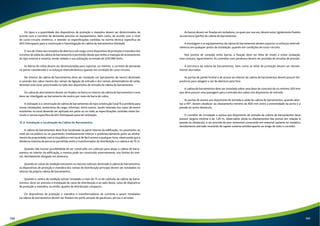 Os tipos e a quantidade dos dispositivos de proteção e manobra devem ser determinados de 
acordo com a corrente de demanda prevista no equipamento, bem como, de acordo com o nível 
de curto-circuito simétrico, e atender as especificações contidas na norma técnica específica da 
AES Eletropaulo para a construção e homologação do cabina de barramentos blindada. 
O uso de chave seccionadora de abertura sob carga como dispositivo de proteção e manobra dos 
circuitos de saída da cabina de barramentos é permitido desde que tenha a manopla de acionamento 
do tipo externa e rotativa, sendo vedada a sua utilização na tensão de 220/380 Volts. 
As barras de cobre devem ser dimensionadas para suportar, no mínimo, a corrente de demanda 
no ponto considerado e os esforços eletrodinâmicos quando em condição de curto circuito. 
No interior da cabina de barramentos deve ser instalado um barramento de neutro destinado 
a conexão dos cabos neutro dos ramais de ligação de entrada e dos ramais alimentadores de saída, 
devendo este estar posicionado no lado dos disjuntores de entrada da cabina de barramentos. 
Os cabos de aterramento devem ser fixados no barra no interior da cabina de barramentos e este 
deve ser interligado ao barramento de neutro por meio de barra de cobre. 
A utilização e a construção de cabina de barramentos do tipo construção local fica proibida para 
novas instalações, acréscimos de carga, reformas, entre outros, sendo tolerada nos casos de serem 
existentes no local devendo ser aplicada em parte ou no todo as especificações contidas neste fas-cículo 
e norma específica da AES Eletropaulo para tal utilização. 
12.3. Instalação e Localização da Cabina de Barramentos 
A cabina de barramentos deve ficar localizada na parte interna da edificação, no pavimento ao 
nível da via pública ou no pavimento imediatamente inferior e preferencialmente junto ao alinha-mento 
da propriedade com a via pública e em local de fácil acesso a qualquer hora, observando que a 
distância máxima de percurso permitida entre o transformador de distribuição e a cabina é de 15 m. 
Quando não houver possibilidade de ser construído um cubículo para alojar a cabina de barra-mentos 
no interior da edificação, o mesmo pode ser construído externamente, nos limites do imó-vel, 
devidamente abrigado em alvenaria. 
Quando as caixas de medição estiverem no mesmo cubículo destinado à cabina de barramentos, 
os dispositivos de proteção e manobra dos ramais de distribuição principal devem ser instalados no 
interior da própria cabina de barramentos. 
Quando o centro de medição estiver instalado a mais de 15 m do cubículo da cabina de barra-mentos, 
deve ser prevista a instalação de caixa de distribuição e ao lado desta, caixa de dispositivo 
de proteção e manobra, ou então, quadro de distribuição compacto. 
Os dispositivos de proteção e manobra e transformadores de corrente a serem instalados 
na cabina de barramentos devem ser fixados em perfis através de parafusos, porcas e arruelas. 
As barras devem ser fixadas em isoladores, os quais por sua vez, devem estar rigidamente fixados 
na estrutura (perfis) da cabina de barramentos. 
A montagem e os equipamentos da cabina de barramentos devem suportar os esforços eletrodi-nâmicos 
em qualquer ponto da instalação, quando em condições de curto-circuito. 
Nos pontos de conexão entre barras, a fixação deve ser feita de modo a evitar oxidação, 
mau contato, aquecimento. As conexões com parafusos devem ser providas de arruelas de pressão. 
A estrutura da cabina de barramentos, bem como as telas de proteção devem ser devida-mente 
aterradas. 
As portas do painel frontal e de acesso ao interior da cabina de barramentos devem possuir dis-positivos 
para selagem e ser de abertura para fora. 
A cabina de barramentos deve ser instalada sobre uma base de concreto de no mínimo 200 mm 
que deve possuir uma passagem para a entrada dos cabos nos disjuntores de entrada. 
As portas de acesso aos disjuntores de entrada e saída da cabina de barramentos, quando aber-tas 
a 90°, devem obedecer ao afastamento mínimo de 600 mm entre a extremidade da porta e a 
parede ou outro obstáculo. 
O corredor de circulação e acesso aos disjuntores de entrada da cabina de barramentos deve 
possuir largura mínima é de 1,20 m, observados ainda os afastamentos das portas em relação à 
parede ou obstáculo, e ser provido de piso removível construído em material isolante ou metálico 
devidamente aterrado revestido de tapete isolante antiderrapante ao longo de todo o corredor. 
140 141 
 