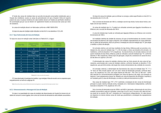 O fundo das caixas de medição deve ser provido de placa(s) universal(is) metálica(s), para a 
fixação dos medidores, exceto as caixas de policarbonato em que a fixação é feita em suporte 
próprio da caixa. As placas metálicas de cada medidor devem ser fixadas aos perfilados metálicos 
de sustentação que por sua vez devem ser rigidamente fixados as estruturas das caixas por meio 
de isoladores. 
As caixas de medição devem ser fabricadas conforme a NBR 15820:2010. 
Os tipos de caixas de medição estão indicados no item 8.5.1 e nos desenhos nº 22 a 30. 
8.5.1. Tipos Padronizados de Caixas de Medição 
Os tipos de caixas de medição estão indicados na Tabela 8.5.1, a seguir: 
Chapa n° (USG) 
Caixa Tipo Número 
/Material 
Número 
de Medidores 
II 20 
20 ou policarbonato 
Virgem 
policarbonato Virgem 
16 
16 
16 
16 
16 
16 
01 
01 
01 
01 a 02 
01 a 04 
01 a 06 
01 a 08 
01 a 12 
01 
Tabela 8.5.1: Tipos de Caixas de Medição 
Desenho 
E 
P 
K 
L 
H 
M 
N 
A4(*) 
22 
23 
24 
25 
26 
27 
28 
29 
30 
(*) Caixa destinada à instalação de medidor, cuja medição é feita de acordo com os requisitos para 
enquadramento na tarifa do subgrupo AS. 
Nota: Não serão aceitas caixas de fabricantes não homologados ou cuja data de fabricação exceda 2 anos. 
8.5.2. Dimensionamento e Montagem da Caixa de Medição 
Os tipos e as quantidades de caixas de medição são determinados em função do número de uni-dades 
de consumo a serem ligadas, bem como da corrente de demanda de cada unidade consumidora. 
Os tipos de caixas de medição, para se efetuar os arranjos, estão especificados no item 8.5.1 e 
nos desenhos de nºs 22 a 29. 
Para corrente de demanda até 100 A, a medição será do tipo direta. Acima deste limite a me-dição 
será do tipo indireta. 
As caixas de medição tipo II e P podem ser utilizadas somente para ligações monofásicas ou 
bifásicas com corrente de demanda até 100 A. 
A caixa de medição tipo E pode ser utilizada para ligações bifásicas ou trifásicas com corrente 
de demanda até 100 A. 
Em medições indiretas de unidade de consumo, em que os transformadores de corrente e chaves 
seccionadoras de abertura sob carga ou disjuntor, são instalados separadamente em caixas padroniza-das 
ou cabina de barramentos, deve ser prevista a instalação de caixa de medição tipo “K” para alojar 
o medidor e o bloco de aferição. 
Em entrada coletiva com até duas medições do tipo direta, bifásicas pode ser prevista a ins-talação 
de uma caixa de medição tipo “L” a fim de alojar a chave seccionadora de entrada e os 
medidores, conforme desenho nº 47 e sequências. Da mesma forma, em entrada coletiva com até 
quatro medições do tipo direta, bifásicas, pode ser utilizada a caixa de medição tipo “H”, conforme 
desenho nº 48 e sequências. Nestes tipos de aplicação a seção dos condutores do ramal de entra-da 
não deve ser superior a 95 mm². 
A alimentação das caixas de medição coletivas deve ser feita através de uma caixa de bar-ramentos, 
posicionada sob a caixa de medição coletiva, conforme ilustrado no desenho nº 45 e 
sequências, que permitirá ainda a derivação dos ramais alimentadores das unidades de consumo. 
Em entradas coletivas, a alimentação dos barramentos das caixas de medição tipos “K”, “L” e 
“H” deve ser feita através apenas com um único ramal de distribuição principal, conforme dese-nho 
nº 45, sequências 1/5 a 3/5, com seção máxima de 240 mm² – PVC 70°C ou 185 mm² – XLPE/ 
EPR, devendo ser convenientemente protegido com chave de abertura sob carga, com proteção ou 
disjuntor. Esses equipamentos devem ser alojados em caixa de dispositivo de proteção e manobra a 
ser instalado junto à caixa de distribuição, ou ainda na cabina de barramentos ou QDC. 
Nas caixas de medição tipos “M” e “N” é admitida a instalação de dois ramais de distribuição 
principal na seção máxima indicada acima, instalados em 2 eletrodutos independentes, conforme 
ilustrado no desenho nº 45, sequências 4/5 e 5/5. 
Para correntes de demanda acima de 300A e até 600 A, destinada a alimentação de uma única 
unidade consumidora, pode ser utilizadas, caixas tipo H ou M, com 2 circuitos com cabos de mes-ma 
seção de no máximo 185 mm², instalados em 2 eletrodutos independentes. Os cabos devem 
ser dispostos no interior destas caixas de modo que possibilitem a instalação dos equipamentos 
de medição. 
158 159 
 