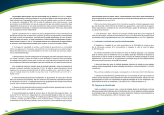 As montagens padrões devem estar em conformidade com os desenhos nºs 53 a 55, e sequên-cias, 
utilizados quando a rede de distribuição for em estrela ou delta, em que mostram caixas de me-dição 
individual tipo P agrupadas, formando um centro de medição coletivo com até 29 medições, 
se considerado a instalação do BEP e DPS ou então 30 medições se estes estiverem juntos a caixa 
seccionadora ou de distribuição. Este tipo de arranjo permite que cada unidade consumidora fique 
independente umas das outras, não sendo necessário abrir todas as caixas de medição quando hou-ver 
necessidade de intervenção na medição do cliente pela Distribuidora. Neste caso, cada unidade 
tem seu dispositivo de lacre independente. 
Quando o atendimento for em estrela com neutro, obrigatoriamente o ramal e entrada e/ou de 
distribuição principal deve ser feito com 4 condutores (3 fases e neutro) devendo o balanceamento 
das cargas ser feito nos barramentos, pelo fabricante do padrão homologado. No caso de atendi-mento 
em delta com neutro, as cargas monofásicas e bifásicas devem ser balanceadas nos barra-mentos 
laterais, ficando a 3º fase (4º fio) destinado somente para a alimentação de cargas trifásicas, 
se houverem, sendo dispensada a instalação deste condutor na ausência de cargas trifásicas. 
A fim de garantir a qualidade do produto, a uniformidade de procedimentos, a continuidade 
elétrica e a segurança das instalações, este padrão deve ser montado apenas nas próprias depen-dências 
dos fabricantes das caixas de medição ou em outro local, desde que sob vossas supervi-sões 
e responsabilidade legal. 
O fabricante destes centros de medição deve ser homologado junto à AES Eletropaulo e deve fabri-car, 
montar e instalar o padrão de entrada no local destinado ao respectivo centro de medição. 
A instalação deste padrão modular pode ser feita por outra empresa ou profissional desde que 
com a anuência do fabricante homologado e que seja recolhida uma ART específica para este fim. 
Com exceção das caixas de medição, caixas de proteção individual e caixas de dispositivo de 
proteção e manobra, mostrados nos desenhos nºs 53 a 56, todas as caixas, eletrodutos e demais 
equipamentos necessários para atendimento do edifício, instalados entre o ponto de entrega e as 
caixas de medição, incluindo o ramal de entrada, devem estar em conformidade com o Livro de Ins-truções 
Gerais. 
O ramal de distribuição principal ou alimentador do agrupamento de caixas tipo P deve ser 
feito com condutores de no máximo 185 mm² tendo em vista a máxima capacidade do disjuntor 
de entrada que é de 300 A. Em nenhuma hipótese este agrupamento deve exceder este limite de 
corrente, seja no sistema de distribuição estrela ou delta. 
O disjuntor de entrada de proteção e manobra do padrão modular agrupado pode ser instala-do 
tanto na parte inferior como superior do padrão. 
O ramal alimentador da unidade de consumo deve ser feito com dois condutores fases e um 
neutro de 10 mm² até 35 mm², independente se o sistema de distribuição for delta com neutro ou 
estrela com neutro, exceto para a ligação de medições para a administração e sistema de prevenção 
e combate a incêndio que podem ser feitos com 4 condutores (3 fases e neutro), no entanto devem 
ser instalados em caixa de medição metálica separada, haja vista a necessidade de furação na tampa 
para o acoplador óptico do medidor reativo. Excepcionalmente, neste caso o ramal alimentador da 
administração pode ser derivado dos barramentos do módulo de distribuição geral sem a necessida-de 
de instalação de uma nova CDPM. 
Podem ser previstos tanto quantos forem necessários os padrões modulares agrupados, desde 
que seja observado o limite máximo de medições por agrupamento e que a partir de um agrupa-mento 
seja prevista a instalação de uma caixa de distribuição, quadro de distribuição compacto 
ou cabina de barramentos. 
A caixa destinada a alojar o disjuntor de proteção individual pode fazer parte integrante de 
cada caixa de medição, instalada na parte inferior das caixas, ou os dispositivos de proteção podem 
ser instalados sobre o agrupamento em uma CDPI, conforme desenhos nºs 54 e 55, e sequências. 
11.2. Instalação e Localização das Caixas de Medição Agrupadas 
É obrigatória a instalação de uma caixa seccionadora ou de distribuição de entrada ou qua-dro 
de distribuição compacto a fim de possibilitar a instalação do cabo do ramal de ligação 
da AES Eletropaulo. 
Em entrada consumidora com no máximo 30 caixas de medição agrupadas a sua instalação 
pode ser externa, junto ao alinhamento com a via pública, desde que embutida em alvenaria, ou 
internamente no hall de entrada da edificação, tendo o conjunto de medições protegido por portas 
suplementares. A partir de mais de um agrupamento a instalação deve ser feita obrigatoriamente 
em recinto exclusivo de centro de medição em alvenaria. 
A altura das bases das caixas de medição agrupadas inferiores, em relação ao piso acabado, 
varia em função da quantidade de caixas instaladas verticalmente, conforme desenhos n°s 54 e 55, 
e sequências. 
Para as demais condições de instalação e localização deve ser observado o item 9 deste fascículo. 
A utilização de cabos flexíveis é permitida desde que na extremidade do cabo seja instalado um 
conector do tipo ilhós (pino tubular) fabricado em cobre com camada de estanho, isolado com luvas 
em polipropileno ou nylon com comprimento da região de prensagem de 25 mm, respeitando o diâ-metro 
máximo do borne do medidor que é o do cabo 35 mm², conforme desenho nº 15. 
12. Plaquetas de Identificação 
Todas as unidades de consumo, caixas e centros de medição devem ser identificados, de forma 
idêntica ao projeto elétrico liberado junto a Distribuidora, por meio de plaquetas metálicas gravadas 
ou esmaltadas a fogo, ou acrícilas gravadas em relevo, devidamente fixadas por meio de parafusos ou 
rebitadas, em locais apropriados, conforme indicações a seguir: 
168 169 
 