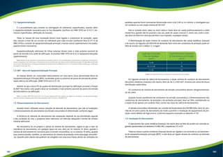1.3. Equipotencialização 
É o procedimento que consiste na interligação de elementos especificados, visando obter 
a equipotencialidade necessária para os fins desejados (verificar em NBR 5410 em 6.4.2.1.1 ele-mentos 
especificados, definições de massas). 
Todas as massas de uma instalação devem estar ligadas a condutores de proteção, sejam 
eles comum a mais de um circuito ou individual para cada circuito (conforme item 6.4.3.1.5 da 
NBR 5410) e consistir de equipotencialização principal, e tantas outras suplementares vinculadas, 
quantas forem necessárias. 
Equipotencialização adicionais de linhas externas devem estar o mais próximo possível do 
ponto de entrada e/ou saída da edificação. (Consultar NBR 5410 em 6.4.2.2 equipotencializações 
suplementares). 
Nota: Admite-se que edículas ou construções com distância inferior a 10 m da edificação principal sejam consideradas como eletrica-mente 
intergradas a esta, desde que a infraestrutura de aterramento do local não se limite à edificação principal. As dependências deverão 
ser providas, individualmente, de equipotencialização principal (conforme NBR 5410 em 6.4.2.1.1) quando a distância delas para a edificação 
principal for maior que 10 m. 
1.4. BEP – Barra de Equipotencialização Principal 
As massas devem ser conectadas eletricamente em uma barra única denominada Barra de 
Equipotencialização Principal (BEP), localizadas junto ou próximo do ponto de entrada de alimen-tação 
elétrica da edificação. (NBR 5410 em 6.4.2.1.3). 
Admite-se que a barra PE do quadro de distribuição principal da edificação acumule a função 
de BEP. Para tanto, este quadro deve ser localizado o mais próximo possível do ponto de entrada 
da linha elétrica na edificação. 
Nota: Consultar NBR 5410 (em item 6.4.5.2) para equipamentos que podem ser ligados ao barramento de equipotencialização. 
Para aterramento combinado (funcional e de proteção) verificar item 6.4.7 da NBR 5410. 
1.5. Dimensionamento do Aterramento 
Quando forem utilizadas outras soluções de eletrodo de aterramento, que não as fundações, 
o dimensionamento do aterramento da entrada consumidora é determinado conforme segue: 
A eficiência do eletrodo de aterramento das instalações depende de sua distribuição espacial 
e das condições do solo, o projetista deve selecionar um eletrodo adequado à tensão de contato 
máxima admissível. 
Na inexistência de um projeto e cálculo do sistema de aterramento, sugere-se que o valor da 
resistência de aterramento, em qualquer época do ano, deve ser no máximo 25 ohms, quando o 
sistema de aterramento for exclusivo para a entrada consumidora, ou no máximo 10 ohms, quando 
esse sistema atender, também, ao aterramento do sistema de proteção contra descargas atmosféri-cas. 
Quando estes valores não puderem ser atingidos com uma única haste, devem ser utilizadas em 
paralelas quantas forem necessárias distanciadas entre si de 2,40 m, no mínimo, e interligados por 
um condutor nu com seção mínima de 50 mm². 
Para a conexão entre cabos ou entre cabos e haste deve ser usada preferencialmente a solda 
exotérmica, quando não for possível o seu uso, pode ser usado conector e, neste caso, toda a cone-xão 
deve ser feita em caixa que permita a sua inspeção, a qualquer tempo. 
A determinação da seção mínima do condutor de aterramento das caixas metálicas (massas) 
e do neutro, em ligações até 500 kVA de demanda, bem como dos condutores de proteção, pode ser 
feita de acordo com a tabela 1.5, a seguir: 
Seção dos Condutores 
Fases da Instalação 
(mm²) 
S  16 
Seção Mínima dos Condutores 
de Aterramento e de Proteção 
(mm²) 
S 
16 
S/2 
16  S  35 
S  35 
Tabela 1.5: Seção Mínima dos Condutores de Aterramento e de Proteção 
Em ligações através de cabina de barramentos, a seção mínima do condutor de aterramento 
das partes metálicas (massas) e do neutro, deve ser de 2 x 240 mm², inclusive em zonas de futura 
distribuição subterrânea. 
Os condutores do sistema de aterramento da entrada consumidora devem, obrigatoriamente, 
ser de cobre. 
Quando houver paralelismo de condutores na entrada consumidora, o dimensionamento dos 
condutores de aterramento, de proteção e de proteção principal, deve ser feito considerando-se 
a seção (S) de apenas um condutor fase, exceto nos casos de cabina de barramentos. 
A entrada consumidora alimentada com a tensão de fornecimento de 220/380 Volts, deve ser pro-vida 
de um único ponto de aterramento de modo a permitir a instalação de equipamento de pro-teção 
contra defeito de fuga à terra, conforme esquema mostrado no desenho nº 59. 
1.6. Instalação do Aterramento 
O aterramento das caixas metálicas (massas) e do neutro deve ser feito de acordo com uma das su-gestões 
apresentadas nos desenhos nºs 88 e 89, e sequências 1/3 a 3/3. 
Todas as caixas e partes metálicas (massas) devem ser ligadas a um terminal ou no barramen-to 
de equipotencialização principal (BEP), e este deve ser ligado através de condutor ao eletrodo 
de aterramento. 
182 183 
 