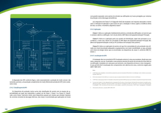 A linha elétrica de 
energia que chega à 
edificação inclui 
neutro? 
O neutro 
será aterrado no 
barramento de equipotencialização 
principal da edificação? 
(BEP, ver 6,4,2,1) 
NÃO 
SIM 
b) 
SIM 
c) 
NÃO 
ESQUEMA DE CONEXÃO 1 
Os DPS devem ser ligados: 
- a cada condutor de fase, 
de um lado, e 
- ao BEP ou à barra PE do 
quadro, de outro ( ver nota a) 
L1 
L2 
L3 
PE 
DPS DPS DPS 
barra PE 
PE 
L1 
L2 
L3 
PE 
DPS DPS DPS 
barra PE 
PE 
L1 
L2 
L3 
DPS DPS DPS 
BEP ou 
barra PE 
L1 
L2 
L3 
PE 
N 
DPS DPS DPS 
BEP ou 
barra PE 
PEN 
PEN 
conexão são possíveis d) 
ESQUEMA DE CONEXÃO 3 
Os DPS devem ser ligados: 
- a cada condutor de fase, de 
um lado, e 
- ao condutor neutro de outro: 
e ainda: 
- ao condutor neutro, de um lado, e 
- ao BEP ou à barra PE do quadro, 
de outro (ver nota a) 
L1 
L2 
L3 
PE 
DPS DPS DPS 
BEP ou 
barra PE 
esquemas de 
ESQUEMA DE CONEXÃO 2 
Os DPS devem ser ligados: 
- a cada condutor de fase, de 
um lado, e 
- ao BEP ou à barra PE do 
quadro, de outro ( ver nota b); 
e ainda: 
- ao condutor neutro, de um lado, e 
- ao BEP ou à barra PE do quadro, de 
outro (ver nota a) 
L1 
L2 
L3 
N 
DPS DPS DPS DPS 
BEP ou 
barra PE 
Dois 
A disposição dos DPS conforme figura, cobre essencialmente a proteção de modo comum, não 
excluindo, portanto, uma proteção complementar de modo diferencial (conexão de DPS entre condu-tores 
vivos). 
2.4.2. Classificação de DPS 
Os dispositivos de proteção contra surtos são classificados de acordo com os ensaios de su-portabilidade 
aos quais são submetidos e podem ser de Classe I, Classe II ou Classe III. Classifi-cado 
como Classe I (primeiro nível), esses dispositivos passam por ensaios que simulam impulsos 
de correntes oriundas de descargas elétricas, esta classe é recomendada para aplicações em locais 
com grande exposição como pontos de entrada nas edificações em locais protegidos por sistemas 
de proteção contra descargas atmosféricas. 
Já os dispositivos de Classe II e III (segundo nível) são ensaiados com impulsos atenuados e nestes 
casos a indicação de aplicação é para locais em que a instalação é menos sujeita a incidência direta 
de raios, ou exista, a montante, dispositivo classe I. 
2.4.3. Aplicação 
Classe I: Indica-se a aplicação imediatamente próxima a entrada das edificações, no local em que 
o condutor adentra a edificação. Com vínculo direto à BEP (Barra de Equipotencialização Principal). 
Classe II: Indica-se a aplicação junto aos quadros de distribuição, sejam eles principais ou se-cundários 
e, neste caso, devem ser vinculados ao BEP (Barra de Equipotencialização Principal), BEL 
(Barra de Equipotencialização Local) ou PE (Condutor de Proteção) mais próximo. 
Classe III: Indica-se a aplicação em pontos em que há a necessidade de uma proteção mais afi-nada 
com níveis de proteção adequados a equipamentos com maior sensibilidade, ou seja, proteção 
com níveis de energia menor que os encontrados nos dispositivos de classe II, conforme NBR IEC 
61643-1. 
2.4.4. Localização do DPS 
A instalação deve ser provida de DPS localizado próximo à caixa seccionadora, desde que essa 
caixa, esteja por sua vez, localizada o mais próximo possível do ponto de entrada da linha elétrica 
na edificação, instalados em caixa para uso exclusivo, com dispositivo de lacre e visor transparen-te 
que permita fácil visualização dos componentes sem abertura da caixa, conforme exigido pela 
ABNT NBR 5410. 
Nota: 
1. O DPS deve estar instalado o mais próximo possível do ponto de entrada da linha elétrica na edificação, como manda as prescrições 
da ABNT NBR 5410. 
2. Ponto de entrada da linha elétrica é o ponto em que os cabos/condutores elétricos entram na edificação. 
3. O DPS deve, sempre que possível, ser instalado o mais próximo possível do BEP, que por sua vez estará o mais próximo do ponto de entrada. 
4. O ponto de entrada é o mais adequado para a instalação do DPS, pois é o local em que o eletrodo de aterramento é instalado, princi-palmente 
quando a edificação é provida de SPDA. Esse eletrodo é interligado ao BEP. Em razão disto, é o ponto mais adequado para 
a instalação o DPS, uma que um surto terá um curto espaço a percorrer até encontrar o DPS Classe I protegendo a instalação. 
5. Informações adicionais, consultar ABNT NBR 5410. 
190 191 
 