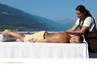 24 25
Freitag
Mit der Musik ist es wie mit guter Schokolade – man kann
nicht genug davon bekommen. Das nehmen wir uns zu Her-
zen und präsentieren Ihnen jeweils an Freitagen Musik vieler
Stilrichtungen. Klänge zum Eintauchen und Mitmachen.
Mittwoch
Eintauchen in die sagenhaften Welten der Naturnser Prokulus-
kirche mit ihren berühmten Fresken, Brauchtum erleben bei
den packenden Geschichten von Maria Gerstgrasser – Ge-
schichten und Brauchtum zu Gast im Lindenhof.
NEU: Irma Hölzl
Irma Hölzl wurde 1943 in Brixen geboren und lebt und arbeitet in Meran. Seit mehr als einem
Jahrzehnt teilt sich Irma Hölzl kunstschaffend mit, widmet sich mit all ihrer Kraft, mit Geist und
Leidenschaft dem plastischen Gestalten und schafft ästhetische Objekte, die für sie auch Weg
sind, zu verstehen, die Welt durchdringen, den eigenen Platz finden. Durch Vision und Hand-
werk vermag sie ihre Gefühle zu verbalisieren und zu vermitteln, dadurch auch Empfindungen
im Betrachter wecken. So findet sie in der dreidimensionalen Auseinandersetzung und Vertraut-
heit mit erdnahen Materialien nicht allein hin zur Natur und zu den Ursprüngen des Lebens,
durch einen ständigen Lernprozess gelingt es ihr auch, sich immer expliziter mitzuteilen.
Von Juni bis November 2013 können Sie Skulpturen und Bilder von Irma Hölzl im Lindenhof
bewundern.
Wilhelm Senoner„Wegzeichen“ im Hotel Lindenhof in Naturns
Wilhelm Senoner wurde am 3.6.1946 in St. Ulrich (Gröden) geboren. Dort lebt und arbeitet
er als freischaffender Künstler und stellt seit 1987 in verschiedenen Galerien und Kuratorien
seine Werke aus. Menschen stehen im Mittelpunkt des künstlerischen Schaffens von Wilhelm
Senoner. Die vorwiegend in Linde gearbeiteten Skulpturen sind ein Reduktionsprozess aus
der Natur von Flächen und graphischen Linien. Ziel der Darstellung ist es, einen Zustand des
Gleichgewichts zwischen Emotion, Geist und Form zu schaffen. Gelassene Ruhe strahlen diese
gewölbten, farbig gefassten Skulpturen aus.
Von März bis inkl. Juni 2013 können Sie Skulpturen und Bilder von Wilhelm Senoner im Linden-
hof bewundern. Weitere Informationen über den Künstler finden Sie auf der Homepage:
www.wilhelmsenoner.com
Dienstag
Schon mal Künstlern beim Entwerfen ihrer Meisterstücke über
die Schulter geschaut? Dem Handwerker ein paar wertvolle
Tipps abluchsen? Der Lindenhof Handwerkerdienstag macht’s
möglich. Von den Laaser Marmorwürfeln weiter zur Schmuck-
werkstatt bis hin zum Steinbildhauer.
 