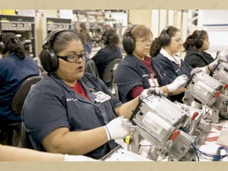 Al nord de Mèxic, molt a prop de la frontera amb els Estats Units, ha
esdevingut molt important la instal·lació de maquiladores.
Les maquiladores són indústries en les quals s'acoblen peces importades
que, després, són reexportades. Es dediquen principalment al muntatge,
és a dir, a l'etapa que requereix un cost de mà d'obra molt baix.
La majoria dels treballadors són obrers no qualificats que reben salaris
mínims i que sovint treballen en pèssimes condicions.
Els principals sectors industrials són l'electrònica (components per a
ordinadors, televisors, etc.) i l'automoció (peces d'automòbils).
Aquesta forma d'industrialització està escassament integrada amb la
resta de l'economia del país (utilitza molt pocs materials locals) i tan sols
afavoreix les regions que reben inversions directes del mercat mundial.
D'altra banda, el principal factor d'atracció, que és el baix cost de la mà
d'obra, s'aguanta per un fil quan la presència cada vegada més estesa de
la robotització rebaixa encara més els costos.
 