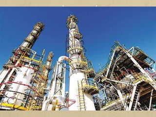 La petroquímica es dedica a obtenir derivats químics del petroli i
dels gasos associats.
Els productes petroquímics inclouen totes les substàncies
químiques que se'n deriven. Es fabriquen a partir d'un nombre
reduït d'hidrocarburs, entre els quals hi ha el metà, l'età, el propà,
el butà i els aromàtics derivats del benzè.
 
