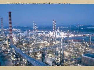 L'AEQT es va constituir l'any 1977 amb l'objectiu de representar el
conjunt del sector químic, agrupar les empreses químiques més
competitives del sud d'Europa, liderar un grup de referència
mundial i contribuir al desenvolupament sostenible del territori.
Segons dades del 2014, el sector químic espanyol està format per
més de 3000 empreses, amb una xifra de negoci de 55000 milions
d'euros, i genera l'11% del PIB, amb més de 500000 llocs de treball
directes i indirectes.
Aquesta entitat està formada per empreses de producció,
companyies auxiliars (productores d'energia,
emmagatzematge…) o complementàries (gestió de residus…) i
empreses de serveis del sector.
Els objectius de l'AEQT són:
1. Impulsar la sostenibilitat i la competitivitat dels polígons químics com a
dinamitzadors econòmics.
2. Impulsar el creixement afavorint noves inversions.
3. Promoure la innovació per mitjà del desenvolupament de nous productes i
processos (R+D+i).
4. Enfortir la comunicació per millorar la imatge i les relacions de la indústria
química.
5. Impulsar la constitució del grup d'empreses químiques i consolidar-lo
Asociación Empresarial Química de Tarragona (AEQT).
 