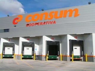 Les empreses cooperatives
Una cooperativa és una associació autònoma de persones que
s'han unit voluntàriament per dur a terme alguna activitat
econòmica, social o cultural.
Per formar aquesta associació, creen una empresa de propietat
conjunta que és controlada i gestionada per tots els treballadors,
que actuen com a socis propietaris.
Hi ha cooperatives de consumidors, d'ensenyants, d'estalvi,
d'habitatge, de transport, etc., però també hi ha indústries que
s'organitzen seguint aquests principis (igualtat, solidaritat,
honestedat i transparència) més que no pas per afany de lucre.
 