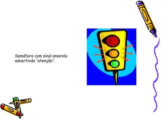 Semáforo com sinal amarelo advertindo “atenção”.   