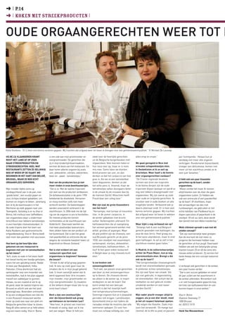 ➜ I P.14
➜ I koken met streekproducten I


Oude orgaangerechten weer tot l




Katia Ruebens: “Er is heel veel kennis verloren gegaan. Wij trachten dat erfgoed weer tot leven te brengen voor een geïnteresseerd publiek.” © Michael De Lausnay

Ho.Re.Ca Vlaanderen Krant                 is een ode aan mijn grootmoeder en          zwak voor de heerlijke gerechten        alles erop en eraan.”                      par l’entrejambe.’ Helaas kun je
reist het land af op zoek                 overgrootmoeder. De gerechten die           uit de Belgische burgerkeuken met                                                  vandaag niet meer alle organen
naar streekproducten en                   zij in mijn kindertijd klaarmaakten,        orgaanvlees. Vele mensen halen er       We gaan geregeld in Nice met               verkrijgen. Rundsnieren bijvoorbeeld,
streekgerechten. Heel wat                 vormen de basis van het restaurant. En      hun neus voor op, maar er is niets      vrienden schapenklootjes eten.             vroeger een delicatesse, komen niet
restaurants zetten ze gelukkig            daar horen allerlei organen bij zoals       mis mee. Soms laten we klanten          In Oezbekistan at ik ze ooit op            meer uit het slachthuis omdat ze te
nog of weer op de kaart. We               uier, alvleesklier, niertjes, zwezeriken,   blind proeven van uier, en dan          brochetjes. Waar haalt u de kennis         veel ijzer bevatten.”
beginnen in het hart van België,          lever en - jawel - lamsklootjes.”           denken ze dat het carpaccio van foie    over orgaangerechten vandaan?
Brussel, waar ze nog echt                                                             gras is. Als we ze een lamsteelbal      “De Franse regionale keukens               U hebt ook een paar klassieke
orgaanvlees serveren.                     Veel van die producten kun je niet          laten degusteren, denken ze dat         vormen een bron van inspiratie.            gerechten op de kaart, zonder
                                          meer vinden in onze beenhouwerijen.         het witte pens is. Vreemd, maar de      In de kleine dorpen zijn de oude           orgaanvlees.
Mijn moeder bakte soms op                 “Dat is zo. Met de laatste triperieën       lamsklootjes vallen doorgaans beter     triperieën blijven bestaan en wordt er     “Alleen omdat het moet. Er komen
zondagochtend uier in de pan, met         zijn veel van die producten verdwenen.      in de smaak bij de vrouwen dan bij      nog veel lekkers klaargemaakt met          altijd klanten over de vloer die geen
‘goede boter’, een snuifje peper en       De dollekoeienziekte in de jaren 1990       de mannen (lacht). Misschien heeft      orgaanvlees. Wij zijn overal op zoek       orgaanvlees lusten. Zo hebben we
zout, lichtjes krokant gebakken, om       betekende de doodsteek. Hersenen            Freud daar een uitleg voor.”            naar oude en originele gerechten. Ik       ook een entrecote of een paardenfilet
duimen en vingers te likken. Jarenlang    en merg mochten zelfs niet meer                                                     snuister veel in oude boeken uit alle      op de kaart. Of stoofvlees, maar
ben ik bij de beenhouwers in het          verkocht worden. De koeienkoppen            Wat zijn zoal de grote klassiekers      mogelijke landen. Verbazend wat je         dat vervaardigen we dan met
Mechelse op zoek gegaan naar uier.        werden onverwerkt verbrand in de            van het huis?                           daarin allemaal vindt. Er is heel veel     rundswangen, we gebruiken er het
Tevergeefs. Gelukkig is er nu Viva m’     slachthuizen. In 2004 leek me de tijd       “Hersentjes, met tartaar of meunière.   kennis verloren gegaan. Wij trachten       echte tafelbier van Piedboeuf bij en
Boma, hét instituut voor liefhebbers      rijp om de organen in ere te herstellen.    Uier, in de zomer carpaccio, in         dat erfgoed weer tot leven te wekken       dopen speculoos of peperkoek in de
van orgaanvlees waar u ondermeer          De meeste producten komen                   de winter gebakken met bruine           voor een geïnteresseerd publiek.”          stoofpot. Of vol-au-vent, deze wordt
terechtkunt voor lekkere lamsklootjes     rechtstreeks uit de slachthuizen van        suiker. Varkenspoten uiteraard. En                                                 dan bereid met een dikke moederkip.”
in een heerlijke choeselsstoofpot. In     Anderlecht. Daarnaast werken we             kalfszwezeriken die al naargelang       Waar kijkt u nog verbaasd van op?
de oude triperie doet het team van        met twee plaatselijke leveranciers.         het seizoen geserveerd worden met       “Onlangs heb ik een oud Belgisch           Welk cliënteel spreekt u aan met dit
Katia Ruebens aan gastronomische          Heel zelden halen we een product uit        witlof, girolles of asperges. Maar      gerecht gevonden met kalfsogen: les        unieke concept?
erfgoedbewaking. Viva m’ Boma biedt       het buitenland. Dat is wel het geval        dé plat préféré zijn de choesels, een   yeux de veau farcis. Heel graag zou        “Dat zijn voornamelijk twee groepen.
veel meer dan patatten met saucissen.     met paardenfilet en entrecote die we        oud Brussels gerecht uit de jaren       ik het eens uitproberen, maar ik vind      Aan de ene kant de niet meer zo
                                          wegens de constante kwaliteit halen uit     1920, een stoofpot met ossenstaart,     geen kalfsogen. Ik zal ze zelf in het      jongeren die heimwee hebben naar
Hoe bent op dat heerlijke idee            Argentinië en Nieuw-Zeeland.”               varkenspoot, niertjes, alvleesklier,    slachthuis moeten gaan halen.”             de gerechten uit hun jeugd. Daarnaast
gekomen om een restaurant te                                                          lamsklootjes, kalfswezerikken… le                                                  hebben we ook een belangrijke groep
beginnen met uier en lamsteelballen       Het is niet evident om een                  tout! Ik ken geen enkel restaurant      In Madrid, in de volksrestaurantjes        klanten tussen 25 en 40 die eens iets
op het menu?                              restaurant specifiek voor                   in België waar je nog choesels kunt     achter de Plaza Mayor, kun je nog          nieuws willen proberen. Zij vormen het
“Ach, zoals zo vaak in het leven heeft    orgaanvlees te beginnen? Vanwaar            eten.”                                  stierentestikels eten. Brengt u die        beste bewijs dat ons concept toekomst
het toeval hierbij een handje geholpen,   die keuze?                                                                          ook op de kaart?                           heeft.”
noem het een gelukkig toeval. Nadat       “Omdat ik dat altijd graag gegeten          Is uw keuken ook                        “Het oorspronkelijke choeselsgerecht
ik twee jaar Bangladesh, India,           heb. Ik wou op zoek gaan naar de            seizoensgebonden?                       wordt met stierenteelballen gemaakt.       U verkoopt ook gerechten in de winkel,
Pakistan, China doorkruist had als        smaken die ik in mijn jeugd gekend          “Toch wel, we passen onze gerechten     Ik prefereer echter lamsklootjes.          een paar huizen verder.
aankoopster voor een invoerder van        heb. U moet namelijk weten dat ik           aan door ze met seizoensgarnituur       Die zijn veel fijner van smaak. Die        “Dat is een succes gebleken en vanaf
textielstoffen, had ik het plan opgevat   werd opgevoed door drie vrouwen:            op te dienen. De choesels dienen        zijn niet gebruikt, in tegenstelling       dit jaar zullen we het assortiment in
mezelf een sabbatjaar te gunnen.          mijn moeder, mijn grootmoeder en            we alleen in de winter op, in maart     tot stierenballen. Het schijnt dat de      de winkel uitbreiden. Binnenkort zult
Helaas, na een maand al viel ik op        mijn overgrootmoeder. Zij maakten           verdwijnen ze van de kaart. Dat         teelballen na veel gebruik minder          u er ook huisgemaakte geperste kop,
dit pand, waar de laatste triperie van    al die lekkere dingen klaar die nu op       komt omdat het een delicaat             smakelijk worden en veel taaier            terrines van kalfszwezeriken én uier
Brussel en allicht ook van het land       onze kaart staan.”                          gerecht is dat het moeilijk heeft       worden (lacht).”                           kunnen kopen in onze winkel.”
gevestigd was. Bovendien ontmoette                                                    met temperatuurschommelingen.
ik op een eindejaarsfeest een kok die     Bent u dan een avontuurlijke                Sommige organen kun je in bepaalde      Mijn vader placht vroeger altijd te        Viva m’ Boma
in een Russisch restaurant werkte         eter die bijvoorbeeld ook graag             periodes niet krijgen. Lamsklootjes     zeggen: als je een dier doodt, moet        Vlaamse Steenweg 17
maar op zoek was naar een plek om         sprinkhanen en termieten lust?              bijvoorbeeld vind je niet tijdens de    je het uit respect helemaal opeten.        1000 Brussel
Belgische gerechten klaar te stoven.      “Nee hoor, ik griezel van insecten.         ramadan omdat de moslims dan alle       “Wij volgen die filosofie. Zoals mijn      tel. 02/512 15 93
Voeg dit alles samen en je hebt alleen    Krokodil of slang, daar zal ik me           lammeren opkopen. En voor hen           zoon het verwoordt: ‘On mange tout
nog een naam nodig. Viva m’ Boma          wel aan wagen. Maar ik heb een              moet een schaap volledig zijn, met      l’animal, de la tête au pied, en passant   Henk Van Nieuwenhove
 