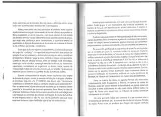 111
Jll
Fernando Lifa
muito superiores aos de mercado. Nos dois casos, a diferença entre o preço
real ovalor superfaturado é dividida entre os privilegiados.
, Notas preenchidas com uma quantidade de produtos muito superior
aquelarealmente entregue éoutra maneira de fraudar oEstado ou aprefeitura.
Nessa modalidade, os valores cobrados amais e que constam da nota emitida
são divi~idos entre os "~ócios". Diferentemente dosuperfaturamento de preços,
que exige uma combinação entre fornecedores, o superfaturamento de
quantidades só depende do conluio de um fornecedor com opessoal do Estado
ou da prefeitura que atesta o recebimento.
Esses tipos de fraude requerem, invariavelmente, aconivência depessoas
em cargos de " confiança" - oresponsável pelo almoxarifado deve sempre dar
quitação do serviço realizado ou da mercadoria entregue eaárea contábil tem
de empenhar adespesa epagar as notas, emitindo ocheque correspondente.
Quando se trata de serviços técnicos, como por exemplo os de eletricidade,
construção civil e hidráulica, aexecução deve ser certificada por funcionários •
capacitados, normalmente um engenheiro ou técnico. Assim, quando há
irregularidade, todos são coniventes, mesmo que por omissão. Épraticamente i
impossível para oGoverno e ou prefeito fraudar aprefeitura sozinho.
•
Quando há necessidade de licitação, mesmo nas formas mais simples 1
de tomada de preços econvite, acomissão de licitações é obrigada ahabilitar 1
as empresas. Segundo a lei nº 8.666/93, elas devem estar "devidamente
cadastradas ou atenderem todas as condições exigidas para cadastramento".
Para se cadastrarem, há uma série de pré-requisitos que as empresas devem
preencher e documentos que precisam apresentar. Dessa forma, no caso de
empresas-fantasmas, éimpossível que saiam vencedoras de uma licitação sem
aparticipação ou conivência da comissão de licitações. Eémuito fácil verificar
se uma empresa existe ou não. Por isso, não há justificativa para que essas
empresas-fantasmas sejam habilitadas aparticipar de concorrências.
38
CORRUPÇÃO EPOBREZA NO BRASIL: ALAGOASEMDESTAQUE
Existem grupos especializados em fraude com aparticipação do poder
público. Esses grupos e seus especialistas são formados localmente, ou
trazidos de fora, já com experiência em gestão fraudulenta. O objetivo é
implantar ou administrar procedimentos ilícitos, montar concorrências viciadas
eacobertar ilegalidades.
Ométodo maisusualconsiste em forjar aparticipação de três concorrentes,
usando documentos falsos de empresas legalmente constituídas. Outra maneira
é incluir na licitação, apenas formalmente, algumas empresas que apresentam
preços superiores, combinados deantemão, para queumadelas saia vencedora.
Os grupos têm aperfeiçoado as suas formas de atuar. Por isso, épreciso
que os controles por parte da sociedade também se aprimorem. Como foi
observado nocaso do Nordeste, os Tribunais de Contas dos Estados tendem a
verificar somente os aspectos formais das despesas. Oórgão fiscalizador não
entra no mérito se a nota fiscal contabilizada é"fria" ou não, se a empresa é
"fantasma" ou não, se o valor é compatível com o serviço ou não, e se o
procedimento licitatório foi montado e conduzido adequadamente ou não. O
Tribunal só examina tais questõesquandoestimulado especificamente.Contudo,
mesmo que os aspectos formais examinados sejam irrelevantes diante da
grosseira falsificação de documentos verificada em muitas prefeituras do
Nordeste, os Tribunais de Contas insistem em manter seus procedimentos.
Como, na maioria das vezes, os aspectos formais são observados
cuidadosamente pelos fraudadores, o Tribunal, ao aprovar as contas· do
Município, acaba por passar atestado de idoneidade aum grande número de
corruptos e exime publicamente de culpa quem desvia dinheiro público na
região. Na forma como atuam hoje, os Tribunais de Contas beneficiam
indiretamente os corruptos.
Um sinal que pode indicar ato criminoso é o que acontece com o
fornecimento de alimentos para a merenda das escolas em algumas Estados
da região. Muitas vezes, os produtos que chegam não seguem nenhuma
39
 