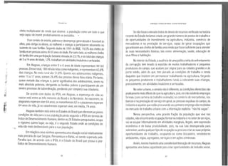 Fernando Lra
ef~ito multiplic~dor.de rend~ que alcance a população como um todo e que
seia capaz de 1nsenr produtivamente os excluídos. •
Esse cenário de miséria, pobreza edesemprego generalizado éfavorável às
el~es, pois obriga os idosos, as mulheres ecrianças aparticiparem ativamente no
sustento de suas famílias. Segundo dados de 1991 do IBGE, 19,5% dos chefes de
família eram pessoas acima de 60 anos de idade. Por outro lado, asmulhereschefes
de família têm uma.participação bastante elevada de 23,1%, edo total das crianças
de 5a14 anos de idade, 12% trabalham em atividades insalubres earriscadas.
Em Alagoas, crianças entre Oe 6 anos de idade representam 441 mil
pessoas. Desse total, 188 mil são tidas como indigentes, erepresentam 42,6%
das crianças. No meio rural são 51,8%. Quanto aos adolescentes indigentes,
entre 15 a 17 anos, somam 26,4% das pessoas dessa faixa etária. Portanto,
qu~se metade das crianças e, parte significativa dos adolescentes, vivem na
mais absoluta pobreza, obrigando as famílias pobres a participarem de um
severo processo de subordinação, perdendo por completo sua cidadania.
De ~cordo com _dados do IPEA, em Alagoas, a esperança de vida ao
nascer esta entre as.tres menores do Brasil edo Nordeste. Ao nascerem, os
alagoanos esperam viver 64 anos, os maranhenses 62 eopiauienses esperam
64 anos de vida, já os catarinenses esperam viver, em média, 74 anos.
. ~Alagoas.também está entre os Estados do Brasil queoferecem as piores
~ond1çoes de vida para asua população;ainda segundo o IPEA em termos de
lnd~c~ ~e Desenvolvimento Humano, dentre os 26 Estados pesquisados, ocupa
º. v1ge_:1mo ~uinto lugar, ou seja, é o segundo Estado onde as condições de
vida sao mais desfavoráveis para asua população.
. Em.r~lação aseus vizinhos apresenta uma situação social relativamente
ma1s.precana do que Sergipe, Pernambuco e Bahia, só sendo superado pela
'.ª~a1ba que, de acordo com o IPEA, é o Estado do Brasil que possui 0 pior
lnd1ce de Desenvolvimento Humano.
46
CORRUPÇÃO EPOBREZA NO BRASIL: ALAGOAS EM DESTAQUE
Senão fosse oelevadoíndice dedesvioderecursos verificado nahistória
recente do Estado teríamos criado um grande número de postos de trabalho e
de oportunidades de investimento na agricultura, indústria, comércio de
mercadorias e na prestação de serviços, capaz de gerar ocupações que
garantissem aos chefes de família uma renda que fosse suficiente para atender
às suas necessidades básicas, tais como: alimentação, saúde, educação de
seus filhos ehabitação.
No interior do Estado, aausência de umapolítica séria de enfrentamento
da corrupção tem levado à expulsão de muitos trabalhadores e pequenos
produtores do campo, que acabam por migrar para as cidades grandes e de
porte médio, além do que, tem piorado as condições de trabalho e renda
daqueles que insistem em permanecer trabalhando na agricultura, forçando
os pequenos produtores e trabalhadores rurais a colocarem suas crianças,
precocemente, em atividades insalubres earriscadas.
No setor urbano, ocenário não édiferente, as condições oferecidas são
praticamente mais dificeisdo quenaagricultura, pois, em nãoexistindo empregos
formais (com carteira de trabalho assinada) no comércio de mercadorias, nos
bancos ena prestação de serviço em geral, as pessoas expulsas do campo, da
indústria eaquelas que estão procurando seu primeiro emprego são recebidas
no mercado de trabalho urbano com ainformação explicita: "não há vagas".
Nessa perspectiva, uma grande fração da população que vive nas
cidades, não encontrando ocupação formal na indústriaeno setor de serviços,
vai se ocupar informalmente em atividades marginais, ilegais, sem expressão
econômica e de baixa produtividade, pois, na sua luta desesperada para
sobreviver, aceita qualquer tipo de ocupação ou procura criar as suas próprias
oportunidades de trabalho, ocupando-se corno biscateiro, vendedores
ambulantes, vigias, agregados, serviçais eem ações criminosas.
Assim, mesmo havendo umaconsiderável liberação de recursos, Alagoas
apresenta uma baixa capacidade para criar oportunidades de inclusão social.
47
 