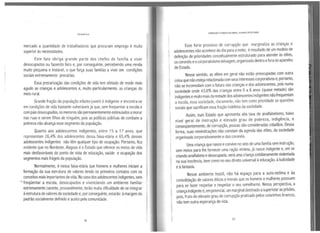 ..tt"nando Lita
mercado a quantidade de trabalhadores que procuram emprego é muito
superior às necessidades.
Este fato obriga grande parte dos chefes de família a viver
desocupados ou fazendo bico e, por conseguinte, percebendo uma renda
mui~~ pequena e instável, o que força suas famílias a viver em condições
soc1a1s extremamente precárias.
Essa precarização das condições de vida tem afetado de modo mais
ag~do as crianças e adolescentes e, muito particularmente, as crianças do
meio rural.
Grande fração da população infanta-juvenil é indigente e encontra-se
em con.dições de vida bastante vulneráveis já que, sem frequentar a escola e
com pars desocupados, os menoressão permanentemente estimulados amorar
nas ruas e serem filhos de ninguém, pois as políticas públicas de combate a
pobreza não alcança esse segmento da população. •
Quanto aos adolescentes indigentes, entre 15 a 17 anos, que
representam 26,4% dos adolescentes dessa faixa-etária e 65,4% desses
ad.olescentes indigentes não têm qualquer tipo de ocupação. Portanto, fica
evidente que no Nordeste, Alagoas é o Estado que oferece os meios de vida
mais desfavor~vei~ d~ ponto de vista de educação, saúde e ocupação dos
segmentos mais frage1s da população.
Normalmente, é nessa faixa-etária que homens e mulheres iniciam a
formação da sua estrutura de valores tendo os primeiros contatos com os
conc~itos mais importantes de vida.' No caso dos adolescentes indigentes, sem
frequentar a escola, desocupados e vivenciando um ambiente familiar
~xtremamente carente, provavelmente, terão muita dificuldade de se integrar
aest~utura.de valores da sociedade e, por conseguinte, estarão àmargem do
padrao socialmente definido eaceito pela comunidade.
5G
CORRUPÇÃO EPOBREZA NOBRASIL: ALAOOAS EM DESTAQUE
Esse forte processo de corrupção que marginaliza as crianças e
adolescentes não acontece do dia para anoite; é resultado de um modelo de
definição de prioridades conceitualmente estruturado para atender às elites,
os coronéis eocorporativismo selvagem, organizado dentro efora do aparelho
de Estado.
Nesse sentido, as elites em geral não estão preocupadas com outra
coisa que não esteja relacionada com seusinteresses corporativos e, portanto,
não se incomodam com ofuturo das crianças edos adolescentes, pois numa
sociedade onde 43,6% das crianças entre Oa 6 anos (quase metade) são
indigentes emuitomais da metade dos adolescentes indigentes não frequentam
aescola, essa sociedade, claramente, não tem como prioridade as questões
sociais que sacrificam essa fração indefesa da sociedade.
Assim, num Estado que apresenta alta taxa de analfabetismo, baixo
nível geral de instrução e elevado grau de pobreza, indigência, e
conseqüentemente, de corrupção, poucas são consideradas cidadãos. Dessa
forma, suas reivindicações não constam da agenda das elites, da sociedade
organizada corporativamente edos coronéis.
Urna criança que nasce econvive no seio de urna família sem instrução,
sem meios para lhe fornecer uma ração mínima, já nasce indigente e, em se
criando analfabeta edesocupada, será uma criança cotidianamente violentada
na sua inocência, bem como no seu direito universal àeducação, àludicidade
eàfantasia.
Nesse ambiente hostil, não há espaço para a auto-estima e àa
consolidação de valores éticos emorais que os homens emulheres possuem
para se fazer respeitar e respeitar o seu semelhante. Nessa perspectiva, a
criançaindigenteé, em potencial, um marginal destinadoasuperlotar as prisões,
pois, fruto do elevado grau de corrupção praticado pelos colarinhos brancos,
não tem outra esperança de vida.
57
 