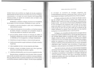 Fernando Lira
introduzir fatores extra-econômicos nas relações do mercado, prejudicam o
desenvolvimento de inteiros setores da economia. Épor isso que, em Alagoas,
crescentemente, a corrupção vem sendo encarada como ameaça pelos
interesses privados, em especial dos investidores sérios do Estado e pela
pressão forte da globalização.
No Nordeste e, sobretudo, em Alagoas, são diversas as conseqüências
da corrupção em termos da alocação edistribuição da riqueza, pois, ela,
• aumenta os custos das transações e, assim, reduz o investimento eo
desenvolvimento saudável.
• resulta em má alocação dos recursos públicos, com hiperfavorecimento
de setores elitizados e cartelizados com conseqüente redução de
recursos que poderiam ser alocados em outros setores.
• por ser secreta, introduz incerteza na resolução de conflitos. O
investimento realizado para corromper um agente do Estado não pode
ser defendido por foros de julgamento econciliação independentes.
• desestimula ainovação tecnológica eodesenvolvimento gerencial.
• interfere perversamente no papel redistributivo do Estado eestimula a
fraude fiscal.
• reduz aqualidade dos bens eserviços adquiridos pelo Estado.
• estimula a invasão da atividade produtiva pelo crime organizado,
decorrente da identificação dos métodos eagentes.
• contamina aatividade política, quese torna alvo de caçadores de renda.
Boa parte dessas conseqüências incide não apenas sobre aeconomia
como um todo, mas também sobre setores econômicos eempresas individuais,
mas, sem sombra de dúvida, os grandes prejudicados são os 87% de pobres
eos 44,6% de miseráveis residentes em Alagoas. Um setorem queacapacidade
66
CORRUPÇÃO EPOBREZA NO BRASIL: ALAGOAS EM DESTAQUE
de corromper se transforma em vantagem competitiva tem
correspondentemente diminuindo oestímulo para reduzir custos por meio de
novas soluções tecnológicas e aperfeiçoamentos dos processos produtivos.
As relações econômicas daselites com oEstado são utilizadas noeterno
jogo das vantagens. Nos processos corruptivos essas relações não são
diferentes. Assim, o poder de corromper da elite Alagoana éempregado para
fortalecer cartéis - cuja razão de ser éformar preços edesestimularaentrada
de novos participantes para investimento sadio no Estado. Há nos inteiros
setores uma espécie de ordem hierárquica na qual quem está mais abaixo
recebe serviços de quem está mais acima, desde que se conforme em não
competir diretamente nos negócios. Pouca coisa poderia ser mais prejudicial
ao progresso eao desenvolvimento ético esocial do que isso.
1 Em Alagoas, uma conseqüência não desprezível da corrupção sobre as
empresas diz respeito ao ambiente interno a que dá lugar. Numa empresa em
 que corromper agentes públicos é considerado prática "normal", todas.as
relações, inclusive as internas, são afetadas. Se é admitido que se paguem
propinas para se vencer uma licitação, então também se admite que se paguem
gorjetas aos compradores de seus clientes privados e, como decorrência
inevitável, se enfrenta aameaçapermanente de que, por sua vez, seus próprios
compradores sejam "comprados" pelos fornecedores. A fraude passa a
incorporara cultura daempresa eda sociedade como se fosse um ato natural.
Como não há nenhuma razão pela qual comportamentos fraudulentos
permaneçam encerrados no interiorde algum segmento específico deatividade
da empresa, eles tendem a invadir todas as relações, incluindo-se as
corporativas eas trabalhistas. Aracionalidade na contratação ealocação dos
recursos materiais e humanos cede lugar a mecanismos desviantes,
·1 considerados aceitáveis pela cultura das instituições que deveriam cuidar do
combate às práticas fraudulentas.
i'
67
 