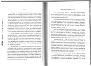...
Fernando Lira
Essa oligarquia política que, há séculos, vem determinando os destinos
de Alagoas, ainda hoje possui um poder político muito forte, mas, na verdade,
esgotado nas suas possibilidades de propor soluções minimamente viáveis,
frente aos novos paradigmas que norteiam aeconomia mundial eas sociedades
modernas. Fechado em si mesmo e firmado em um consenso restrito a um
pequeno segmento da população, pouco pode fazer para dotar Alagoas de um
processo de modernização dos interesses sociais de modo amplo e irrestrito,
que elimine os principais pontos de estrangulamento, tais como: alta taxa de
analfabetismo; elevada concentração da terra; baixa produtividade; mau
gerenciamento das propriedades agrícolas e das empresas; aumento
progressivo da concentração de renda; falta de oportunidade de emprego
para osjovens epara os trabalhadores em geral; miséria epobreza que afetam
ogrosso da população, alcançando principalmente as crianças eas mulheres.
_"f Ao longo da história econômica epolítica de Alagoas, apreservação da
estrutura institucional e de poder político mostra que sua elite soube tirar
proveito das mudanças históricas, abrindo novos espaços políticos na
dependência interna, de forma que as mudanças econômicas centralizadas e
promovidas no Nordeste pelos capitalistas do Sudeste, no período de 1960 a
1990, não lhe afetou na determinação do comportamento do funcionamento
da instituição, todas elas formatadas para atender aos privilégios da fração
dos 1%mais ricos do Estado.
-t·- Esse poderpolítico, que privilegiauns poucos emarginalizamais dametade 1
da população, noquediz respeito aos resultados da riqueza geradaedistribuídas
no Estado,éessenàalmenteumpoderarbitrário, porque geratodotipo deviolência
edediscriminaçãono seio dasociedade. Dessemodo, aestruturasocial, marcada
historicamente pela elevada concentração de riqueza ede poder político, quase
não se tem alterado, garantindo apredominância de suas elites de tal modo que
todos os poderes constituídos estão subordinados aos antigos interesses, não
cumprindo afunção social quelhescabe, diferentementedoqueocorre em outros
Estados do País, principalmente na Região Sul.
72
CORRUPÇÃO EP06RW NO BRASIL: ALAGOAS EM DESTAQUE
Assim sendo, podemos dizer que a persistência dessas condições
estruturais gera um cenário de poder, sustentado graças auma clara aliança
entre as elites estaduais eregionais, que acaba por definir aestrutura política
esocial que mantém oatraso regional.
OEstado de Alagoas é, historicamente, visto como carente de recursos,
0 que implica na solução freqüentemente proposta d~ n~c~~sida~e d~-apoi? e
recursos do governo federal. Essas reivindicações sao d1ng1das aUrnao etem
como destino o fortalecimento dos órgãos de desenvolvimento regional que
atuam no Estado, bem como das elites, ficando os 40% mais pobres em
permanente risco social de vida.
Essa elite política, que é formada predominantemente por empresários
agrícolas eprofissionaisliberais (CASTRO, 1992, p.60), tem ocontrole, naesfera
local, da burocracia municipal, estadual e federal e, desse modo, tem
desempenhadoum papelimportantenoprocessohistóricodeliberaçãoeaplicação
dos recursos públicos, e, portanto na formação social de Alagoas, se fazendo
presente nos órgãos de ação regional, visando adefender seus interesses.
Considerando que a visão do homem comum, na sua maioria
analfabeto, éextremamente limitada efacilmente manipulada, as elites, ao
definirem seus interesses, passam à sociedade a idéia de que os maiores
beneficiários de suas reivindicações são as pessoas necessitadas e a
sociedade como um todo. Nessa perspectiva, fazem valer o poder que
possuem para serem os primeiros beneficiários das polític~s dos g?vernos
federal, estaduais e municipais, porque fazem a populaçao acreditar que
sem eles estariam todos perdidos, sem emprego, sem renda, sem habitação
e sem saúde, exatamente com estão atualmente.
Por outro lado, os políticosde Alagoas atribuem as diferenças entre as
regiões mais desenvolvidas economicamente e o Nordeste às relações
desvantajosas que este mantém com aquelas eàmaioratenção que ogoverno
federal dispensa ao Sudeste, em detrimento do Nordeste. Para eles, as
73
 