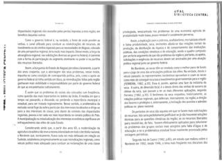.~
Fernando lira
disparidades regionais são causadas pelas perdas impostas aesta região, em
benefício daquelas outras.
Como o governo federal é, na verdade, a fonte de onde provêm as
verbas, o canal utilizado para conduzir as reivindicações de recursos, de
investimentoou decréditos especiaispara asnecessidadesdeAlagoas, colocado
de uma perspectiva regional,teria muito mais impacto. Desse modo, aforça da
abrangência regional, nas solicitações diversas ao governo federal, écoerente
com aforma de participação do segmento dominante no poder e na partilha
dos recursos liberados.
Assim, aburguesia do Estadode Alagoas percebeu claramente, apartir
dos anos cinqüenta, que a abordagem dos seus problemas, nesse molde,
impunha-se corno condição de contrapartida política, pois, corno o apoio ao
governo federal só tinha sentido em bloco, as reivindicações feitas pela região
ganhavam mais visibilidade e responsabilidade por parte do governo federal
do que as encaminhadas solitariarnente.
Éassim que os problemas do sociais são colocados com freqüência, '
corno questão das mais importantes no âmbito da União. Àmedida em que o
tempo vai passando, a discussão vai perdendo a importância municipal e
estadual, para ser tratada regionalmente. Nesse sentido, a problemática da
exclusão social foge da esfera particular dos interesses localizados edirige-se
para a dos interesses de classe, pois diante do contexto das disparidades
regionais, passou ater cada vez mais importância no cenário político do País.
Amunicipalização ou estadualização dos interesses econômicos significava um
enfraquecimento das elites de cada Estado.
Considerando ainda que, a partir dos anos 60, a modernização da
agriculturabrasileira não teve amesma intensidadeem todo oterritório nacional,
o Nordeste que, tecnicamente, ficava cada vez mais defasado em relação ao
Sudeste, estabeleceu progressivamente as suas reivindicações regionais, como
veículo político mais adequado para conduzir as reclamações de uma classe
74
llf Al
61Bl IOTECA CENTRA~
CORRUPC}O EPOBREZA NO BRASIL: ALAGOAS EM DESTAQUE
privilegiada, emaranhada nos problemas de urna economia agrícola de
produtividade muito baixa, pouco rentável esocialmente perversa.
Assim, aexplicação para apobreza, analfabetismo, mortalidade infantil
• e baixa produtividade, seca, enchentes afasta-se das relações sociais da
produção, da distribuição da riqueza e do comportamento das instituições
públicas, das condições climáticas e de educação, sendo o quadro composto
porum forte argumento de que são problemas da região e, portanto, os apel~s,
l solicitações eexigências de recursos devem ser ancorados por uma atuaçao
política regional junto ao governo federal.
' No Nordeste, as secas têm-se revelado como o melhor pano de fundo
1 para ojogo de cena das articulações políticas das elites. Na verdade, desde o
1 século passado, os representantes nordestinos aproveitam e usam as secas
como meio de conseguir recursos einvestimentosgovernamentais para aregião
(FERREIRA, 1982, p.30). Essa é, porém, apenas uma face da indústria ~a
'
seca. Aoutra, de dimensão local, éodesvio direto das verbas de socorro as
vítimas da seca, que passam a ter as mais diferentes aplicações, segundo
' Ferreira (1982, p.30). O fenômeno da seca respaldou, historicamente, as
· relações políticas regionais, que definiram, internamente, na região, adireção
' dos favores eprivilégios e, externamente, ainclinação dos acordos eadesões
políticas no plano nacional.
Os períodos de seca são aqueles em que se fazem mais solicitações
de recursos. Isto seria perfeitamente justificável se já não houvesse soluções
técnicas para as questões climáticas da região; se os recursos liberados
i para resolvê-las, de fato, fossem efetivamente aplicados para solucionar
t. os problemas dos grupos sociais mais atingidos pela falta d'água e de
1 educação; e se a problemática estadual fosse realmente provocada pelas
estiagens periódicas.
Segundo lná de Castro (1992, p.80), em estudo que realizou sobre o
1 Nordeste em 1992, desde 1946, o tema mais freqüente nos discursos dos
1 75
 