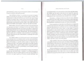 governamental é] avenda, por parte de funcionários públicos, de propriedade
do governo tendo em vista ganhos pessoais."
Estas definições envolvem: i) os conceitos de burocracia e de agente
político; ii) uma noção de separação entre instância pública e privada; e têm
implicitamente iii) a idéia de transferências de renda fora das regras do jogo
econômico. Em primeiro lugar, a noção de burocracia que permeia boa parte
da literatura em ciências sociais, e especificamente em sociologia aplicada à
administração, éessencialmente weberiana. Weber (1982) define aburocracia
dentro de um modeloracional-legalista, criando um "tipo-ideal" burocrático.
Nesse modelo, aburocracia (pública eprivada) éorganizada dentro de
uma hierarquia cuja função é a obtenção, da forma mais eficiente e eficaz
possível, dos fins programados. No caso da burocracia pública, os agentes que
dela participam possuem essa concepção do tipo-ideal weberiano, uma formação
profissional adequada às funções desempenhadas, são profissionalizados e
agem de acordo com as chamadas normas burocráticas. As características
principais dessa burocracia são a imparcialidade e a separação entre os fins
privados epúblicos.
Um problema implícito atal visão de burocracia é o fato de ela partir
de uma distinção entre aracionalidade pública eprivada, desconsiderando o
papel da estrutura de incentivos gerada dentro de um conjunto de regras e
valores. Em verdade, os agentes públicos podem se comportar como
"caçadores-de-renda", corno qualquer agente dentro do mercado. Segundo
essa concepção, todos os agentes públicos tendem a agir de acordo com
princípios privados e, se houver apossibilidade, buscam transferir renda de
outros setores da sociedade.
No entanto, suas ações são condicionadas por regras e um sistema de
incentivos que criam determinados resultados e, se a profissionalização e a
eficiência são um valor, eles também agirão de acordo com essa restrição. O
burocrata é um agente guiado por incentivos privados-individuais, com
8
CORRUPÇÃO EPOBREZA NOBRASIL ~LAGOAS t MutSTAOUE
racionalidade limitada ecom comportamento de auto-preservação. Noentanto,
cabe salientar que suas ações se dão dentro de um conjunto de regras que
podem ser superiores ou inferiores, no sentido de gerarem incentivos que
condicionam ou não o comportamento para atividades como acorrupção.
Entrementes, a definição de burocracia dentro do marco weberiano
estrito (burocracia como um tipo-ideal) possui um sentidonormativo importante,
qual seja: agestão da coisa pública deve ser feita por profissionais organizados
hierarquicamente e selecionados de acordo com critérios meritocráticos.
Aoutra suposição que reside detrás das definições de corrupção está
na idéia de separação entre esfera pública eprivada. Em primeiro lugar, essa
separação é algo questionável aprtoridentro dosmarcos da teoria econômica
positiva, já que não existe riqueza pública ou bem público. O governo
(excetuando-se o setor produtivo estatal), nas democracias constitucionais,
apenas se apropria legalmente de parte da renda nacion?I para produzir
bens públicos e essa renda é administrada pelos burocratas e políticos.
Ademais, os políticos, que são teoricamente os escolhidos pelo público, tomam
as decisões alocativas de acordo também com suas respectivas funções-
objetivo. Sendo o mercado político imperfeito, essas decisões tendem anão
refletir o que seria, a rigor, uma escolha pública.
Logo, os políticos, assim como os burocratas, devem ser "modelados"
como agentes com ações auto-interessadas (self-seeking).Adefiniçãode pública
somente pode ser feita do ponto de vista estritamente normativo, que parte do
princípio segundo oqual, os agentes públicos devemzelar por um estoque de
recursos que éretirado da sociedade para arealização de atividades públicas.
Porfim, as definições decorrupção supõem implicitamente transferências
de renda dentro da sociedade. Essas transferências ocorrem devido ao uso da
máquina governamental. Isto se aplica tanto ao caso do político que recebe
propinas de um grupo de pressão para aprovar um determinado projeto, corno
9
 