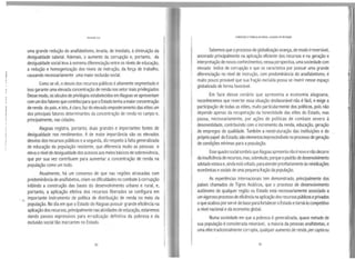 ..
uma grande redução do analfabetismo, levaria, de imediato, àdiminuição da
desigualdade salarial. Ademais, o aumento da corrupção e, portanto, da
desigualdade social leva à extrema diferenciação entre os níveis de educação, '
a redução e homogenização dos níveis de instrução, da força de trabalho,
causando necessariamente uma maior exclusão social.
Como se vê, odesvio dos recursos públicos éaltamente segmentado e
isso garante uma elevada concentração de renda nos setor mais privilegiados
Desse modo, os séculos de privilégios estabelecidos em Alagoas se apresentam
com um dos fatores quecontribui para que oEstado tenha amaiorconcentração
de renda do país, eisto, éclaro, faz do elevado empoderamento das elites um
dos principais fatores determinantes da concentração de renda no canipo e,
principalmente, nas cidades.
Alagoas registra, portanto, duas grandes e importantes fontes de
desigualdade nos rendimentos. A de maior importância são os elevados
desvios dos recursos públicos easegunda, diz respeito à falta generalizada
de educação da população residente, que diferencia muito as pessoas e
eleva onível de desigualdade dos acessos aos meios básicos de sobrevivência,
que por sua vez contribuem para aumentar a concentração de renda na
população como um todo.
Atualmente, há um consenso de que nas regiões atrasadas com
1
predominância de analfabetos, criam-se dificuldades no combate àcorrupção
inibindo a construção das bases do desenvolvimento urbano e rural, e,
portanto, a aplicação efetiva dos recursos liberados se configura em
importante instrumento de política de distribuição de renda no meio da
população. No dia em que o Estado de Alagoas possuir grande eficiência na
aplicação dos recursos, principalmente nasatividades de educação, estaremos
dando passos expressivos para erradicação definitiva da pobreza e da
exclusão social tão marcantes no Estado.
82
COAAUPÇÃO EPOtlRElA NO BAASIL; ALMiOAS EMDESTAQUE
Sabemos que oprocesso de globalização avança, de modoirreversível,
ancorado principalmente na aplicação eficiente dos recursos e na geração e
interpretação denovos conhecimentos; nessa perspectiva, umasociedade com
elevado índice de corrupção e que se caracteriza por possuir uma grande
diferenciação no nível de instrução, com predominância do analfabetismo, é
muito pouco provável que sua fração excluída possa se inserir nesse espaço
globalizado de forma favorável.
Em face desse cenário que apresenta a economia alagoana,
reconhecemos que reverter essa situação desfavorável não é fácil, e exige a
participação de todas as elites, muito particularmente dos políticos, pois não
depende apenas da recuperação da honestidade das elites do Estado, mas
passa, necessariamente, por ações de políticas de combate severo à
desonestidade, contribuindo com o incremento da renda, educação, geração
de empregos de qualidade. Também a reestruturação das instituições e do
próprio papel do Estado, são elementosimprescindíveis no processo degeração
de condições mínimas para apopulação.
Esse quadrosocial sombrioqueAlagoas apresentanãoénovoenãodecorre
• da insuficiênciaderecursos, mas, sobretudo, porque opadrão dedesenvolvimento
adotado estava e, ainda estávoltado, paraatenderprioritariamente às reividicações
econômicas esociais de uma pequena fração da população.
As experiências internacionais tem demonstrado, principalmente dos
países chamados de Tígres Asiáticos, que o processo de desenvolvimento
autônomo de qualquer região ou Estado está necessariamente associado a
um vigoroso processo de eficiêncianaaplicação dos recursos públicos eprivados
oque acabou por servir de base para fortalecer oEstado etorná-lo competitivo
anível nacional eda economia global.
Numa sociedade em que a pobreza é generalizada, quase metade de
sua população éconsiderada miserável, amaioria da pessoas analfabetas, e
uma elite tradicionalmente corrupta, qualquer aumento de renda percaptaou
83
 