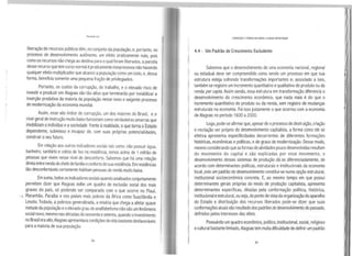 Fernando Lira
liberação de recursos públicos têm, no conjunto da população, e, portanto, no
processo de desenvolvimento autônomo, um efeito praticamente nulo, pois
como os recursos nãochega ao destina para oqual foram liberados, aparcela
desserecurso quetem curso normalépraticamenteinexpressivos nãohavendo
qualquer efeito multiplicador que alcance apopulação como um todo, e, dessa
forma, beneficia somente uma pequena fração de privilegiados.
Portanto, os custos da corrupção, do trabalho, e o elevado risco de
investir e produzir em Alagoas são tão altos que terminarão por inviabilizar a
inserção produtiva da maioria da população nesse novo eexigente processo
de modernização da economia mundial.
Assim, esse alto índice de corrupção, um dos maiores do Brasil, e o
nível geral de instrução muito baixo funcionam como verdadeiras amarras que
1
imobilizam oindivíduo easociedade frente àrealidade, oque torna o Estado
dependente, submisso e incapaz de, com suas próprias potencialidades,
construir oseu futuro.
Em relação aos outros indicadores sociaistaiscorno: não possuir água,
banheiro, sanitário e coleta de lixo na residência, temos acima de 1 milhão de
pessoas que vivem nesse nível de desconforto. Sabemos que há uma relação
diretaentrerenda dochefe defamilia econforto desuaresidência. Em residências
tão desconfortáveis certamente habitam pessoas de renda muito baixa.
Em suma, todos os indicadoressociais quando analisados conjuntamente
permitem dizer que Alagoas exibe um quadro de exclusão social dos mais
graves do país, só podendo ser comparado com o que ocorre no Piauí,
Maranhão, Paraíba e nos países mais pobres da África como Suazilândia e
Lesoto. Todavia, a pobreza generalizada, amiséria que chega aafetar quase
metadedapopulação eoelevado grau deanalfabetismo nãosão um fenômeno
social novo; mesmo nas décadas de sessenta esetenta, quando oinvestimento
no Brasil era alto, Alagoas apresentava condições devida bastante desfavoráveis
para amaioria de sua população.
84
CORRUt'ÇÃO EPOBREZA NO BRASIL:ALAGOAS EMDESlAQUE
4.4 - Um Padrão de Crescimento Excludente
Sabemos que o desenvolvimento de uma economia nacional, regional
ou estadual deve ser compreendido como sendo um processo em que sua
estrutura esteja sofrendo transformações importantes e, associado a isso,
também se registre um incremento quantitativo equalitativo do produto ou da
renda percapta. Assim sendo, essa estrutura em transformação diferencia o
desenvolvimento do crescimento econômico, que nada mais é do que o
incremento quantitativo do produto ou da renda, sem registro de mudanças
estruturais na economia. Foi isso justamente o que ocorreu com aeconomia
de Alagoas no período 1600 a2000.
Logo, pode-se afirmar que, apesar de oprocesso de destruição, criação
, e recríação ser próprio do desenvolvimento capitalista, a forma como ele se
efetiva apresenta especificidades decorrentes de diferentes formações
históricas, econômicas e políticas, ede graus de modernização. Desse modo,
mesmoconsiderando queas formasdeatividades pouco desenvolvidas resultam
do movimento do capital e são explicadas por esse movimento, o
desenvolvimento desses sistemas de produção dá-se diferenciadamente, de
acordo com determinantes políticas, estruturais e institucionais da economia
local, pois um padrão de desenvolvimento constitui-se numa opção estrutural,
institucional socioeconômica concreta. E, ao mesmo tempo em que possui
• determinantes gerais próprias do modo de produção capitalista, apresenta
determinantes específicas, ditadas pela conformação política, histórica,
institucional eestrutural, ou seja, do ponto de vista daorganização doaparelho
1 do Estado e distribuição dos recursos liberados pode-se dizer que suas
conformações atuais são resultado dos padrões dedesenvolvimentodopassado,
1 definidos pelos interesses das elites.
• Possuindo um quadro econômico, político, institucional, social, religioso
1 ecultural bastante limitado, Alagoas tem muita dificuldade de definir um padrão
1 85
 