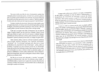 ~•
•
l
'J
1
f
1
ft<nando Lra
Para que se tenha uma idéia de como o funcionamento saudável das
instituiçõespode seresclarecedor,jamais um homem rico e, portanto, poderoso
pode ser punido se essas instituições são vulneráveis. Isso porque muitas das
leis brasileiras são feitas apenas para colocar na cadeia os "ladrões de galinha".
E, tantas outras são criadas para darescape aos gruposde "colarinho branco".
Os dados revelados são alarmantes. Demonstram neste trabalho que a
corrupção está presente, em todos os setores da administraçãopública eprivada
de Alagoas. Consumindo quase 60% (sessenta por cento) de todo ovalor que
o poder público eprivado investem em obras, bens eserviços sociais.
Éfato que a corrupção existe. Não vai desaparecer com um passe de
mágica. Éinegável, também, que não éfácil de ser combatida. Todavia, éimoral
jogá-la para debaixo do tapete, como forma de mascarar arealidade. Qualquer
autoridade que assim procede está, nomínimo,sendo conivente com acorrupção.
Exatamente ooposto da atitude que deve tomar, na condição de agente moral.
Vários sistemas políticos modernos enfrentam atualmente problemas
como corrupção, nepotismo, fisiologismo, crime organizado, favorecimento,
"mordomias", etc. A terminologia empregada para descrever as áreas
problemáticas varia, dependendo do tipo de abordagem - jurídica, política ou
jornalística. Asuposição que esses fenômenos possam ter um denominador
comum não encontra umaconfirmação imediata. Alguns apontam para os custos,
mas há divergência se estes se referem à lesão ao patrimônio público ou à
perda de credibilidade do sistema político-administrativo. Outros enfatizam o
aspecto da transgressão, mais uma vez divergindo se esta se refere aregras
formais ou ao consenso moral.
Na falta de um termo mais adequado, o conceito "corrupção"
representa preliminarmente toda série de problemas acima citados. A
sensibilidade pública arespeito da corrupção está crescendo. Recentemente
aliteratura científica internacional e nacional também está se voltando para
adescrição e análise do fenômeno.
92
1
CORRUPÇÃO EPOBREZA NOBRASIL: ~LAGOAS EMDESTAQUE
Odebate sobre políticas paracombater a corrupção,.ª.transparência
do setor público, a prestação de contas de políticos e adm1rnstr~dor:s.e o
fortalecimento dos mecanismos de fiscalização e controle ~ao top1~os
im ortantes. Vários autores apostam no papel do contr~I~.s~c1al, ~xerc1do
at~avés de organizações da sociedade civil,aimprensa.airnoat1va.pnvada ou
cidadãos individuais. Ao ladodo controle social. muitas vezes denominado como
controle vertical, existe ocontrole horizontal.
Otermo se refere ao controle exercido entre os ~rópr~os poderes
políticos. Por exemplo, ocontrole financeiro, exerc.ido pel~sTn~una1s de Cont~s.
o controle jurídico, exercido pelo Ministério Público eTribunais, o contr~le- o
Le islativo sobre aAdministração, que se manifesta por exemplo e~.~om1ssoes
Pa~lamentares de Inquérito. Muitos autores ~nf~tiz.a~ as poss1b1hdades de
' aumentar aeficiência do desempenho dessas inst1tu1çoes; o que depende .e~
' muitos casos de sua independência, dos recursos humanos e materiais
disponíveis para aatuação eda motivação dos seus integrantes para exercer
asua função. . . _
Existem também sistemas de controle interno. Gover~o eAdm1mst.r~çao
estão interessados em aumentar o seu desempenho e evitar ~ expos1çao a
escândalos. Por esse motivo, mantêm uma série de mecarnsm~s para a
identificação de falhas de eficiência. Para tais sistemas de c?ntr~le mte~~o,.ªs
novas tecnologias deinformação podem ser decisivas. Tambem ha expenenc1as
' com instituições relativamente novas, como Ouvidorias, para aumentar avoz
1 do cidadão dentro da administração.
93
 