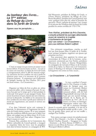 Salons
Au bonheur des livres…                                    frid Montassier, président du Refuge de Grasla, et
                                                          d’Anne Derocq, présidente du Refuge du Livre.
La 5ème édition                                           Bruno Retailleau, président du Conseil général, était
du Refuge du Livre                                        venu, quelques jours plus tôt, saluer la première du
                                                          spectacle « Pierre, capitaine de paroisse » qui évoque
dans la forêt de Grasla                                   la vie précaire des Vendéens dans les huttes de Grasla
                                                          pendant les années terribles de 1793-1794.
Signons sous les parapluies ...

                                                          Yves Viollier, président du Prix Charette,
                                                          a ensuite présenté les ouvrages sélectionnés
                                                          avant de remettre le trophée
                                                          à Guillemette de Sairigné
                                                          pour son roman « La Circassienne »,
                                                          paru aux éditions Robert Laffont

                                                              Une cérémonie sympathique, conclue au pied
                                                          levé par Jean-Jacques Brot, le préfet de la Vendée,
                                                          venu, presque incognito, supporter son épouse qui
                                                          présentait son livre...
                                                              Tous pouvaient alors apprécier les trésors gas-
                                                          tronomiques de l’Alsace et de la Lorraine, savou-
                                                          reusement commentés par Lise Fischer, présidente
                                                          d’honneur de ce Salon, et Simone Morgenthaler,
                                                          en compagnie des écrivains d’Alsace et de Lorraine,
    C’était un temps à ne pas mettre un auteur ou un      invités de ce Salon. Le Pinot noir et le Gewurtztra-
lecteur dehors. Et encore moins un livre... Les uns et    miner, le Riesling et le Sylvaner, la flammeküche et
les autres ont tenu bon. Le Salon du Livre de Grasla      la bergamote ont connu un franc succès...
a courageusement relevé le défi du mauvais temps.
Les amoureux du livre vendéen ont mis à profit les
éclaircies pour venir à la rencontre de la centaine       « La Circassienne », à l’unanimité
d’auteurs présents. À commencer par Guillemette
de Sairigné, lauréate du Prix Charette 2011 pour
son beau roman, « La Circassienne ».                                              Le jury a attribué à l’unani-
                                                                              mité le Prix Charette à Guille-
                                                                              mette de Sairigné pour son
    Organiser un Salon du livre en plein air, même                            roman La Circassienne (Robert
au mois de juillet, relève toujours d’un pari. Et sur-                        Laffont).     Une     biographie
tout d’un pari sur le temps qu’il va faire pendant le                         romancée plutôt, celle de Gali
week-end. L’été pourri n’a pas épargné Grasla, bien                           Hagondokoff, devenue Leïla du
arrosé d’un bout à l’autre, hormis de rares éclaircies,                       Luart par son second mariage.
surtout le dimanche. Les fidèles et les amoureux du                           Chassée de la Russie par la
livre vendéen les ont mises à profit pour redonner le                         révolution de 1917, elle vit en
moral aux organisateurs, aux auteurs et surtout aux                           France, en Chine, en Amérique.
bénévoles.                                                                    Mannequin vedette chez Cha-
                                                                              nel, elle se montrera héroïque
   C’est dans l’adversité qu’on voit vraiment le          durant la seconde guerre mondiale, à la tête de la
bénévole. Le dévouement et l’ingéniosité des béné-        Formation chirurgicale mobile qu’elle a créée. « Un
voles de Grasla étaient connus. Ils se sont surpassés     livre de grande classe, porté par un vrai souﬄe »,
dans des conditions difficiles pour que le Salon, leur    souligne Yves Viollier.
Salon, soit malgré tout un Salon réussi. Et il l’a été.
C’est eux d’abord qu’il faut saluer. Chapeau (ven-            Trois autres ouvrages avaient été présélectionnés
déen) à toutes et à tous!                                 pour le Prix Charette; « La fuite en Égypte », de
   François Bon, président de la Commission des           Michel Chaillou (Fayard), « Voyageurs en Vendée
Affaires culturelles du Conseil général, a inauguré       - Itinéraires », de Pierre Rézeau (CVRH) et « Une
ce cinquième Salon du Livre, sous les parapluies          femme en exil, Félicie de Fauveau », d’Emmanuel de
mais dans la bonne humeur; en compagnie de Wil-           Waresquiel (Robert Laffont).


     Lire en Vendée - décembre 2011- mars 2012                                                                     7
 