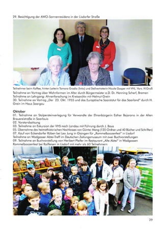 (geboren om I 5.09. 1924, ouf den Tog, exokt zehn
Johre noch dem Sterbetog seines Onkels Fronz),
konnle leider wenig Auskunft geben. Auf die Froge,
ob denn die Vorfohren irgendwonn mol die Gröber
in Fronkreich besucht hötten, ontwortele er: ,,Wie
häddn die dann domols sollen loh hinn kommen?
Ett hat jo ach gar käner gewo'uscht, ob se iwuser-
haupt en Graffhann ufln uo die zwo leien."
Dos genügte mir ober nicht, zumol mon mich
selbst (Johrgong 1954) ouf den Vornomen des ge-
follenen Groß-Onkels Fronz getouft hotte.
Der Volksbund Deutsche Kriegsgröberfürsorge e.
V. holf weiter. Er ist eine humonitöre Orgonisoti-
on, die im Auftrog der Bundesregierung für den
Ruhesiötte von Fronz Klein.
Jedes Kreuz morkiert mit den lnschriften ouf der Vorder- und
Rückseite gleichzeitig vier Grobstellen.
Ausbou und die Pflege der deutschen Kriegsgrö-
berstötten im Auslond sorgt.
Fronz Klein hot sein Grob in Montoigu Nr. 1, etwo
30 km nordwestlich von Reims. Dieser deulsche
Soldotenfriedhof, im D6portement Aisne, ist be-
reits wöhrend des Krieges von der deutschen Trup-
pe ongelegt worden. Noch Kriegsende wurde dos
Gröberfeld von den fronzösischen MilitArbehörden
durch Umbettung deutscher Toter ous dem Bereich
von 60 Gemeinden und Ortsteilen erweitert; insge-
somt 7.192 deutsche Gefollene.
-l920
fond ouch Fronz Klein hier seine letzie, wür-
dige Ruhestötte.
6
Provisorisch ongelegter Regimentsfriedhof im Kompfgebiet Ar-
gonnerwold
Anfong der 194Oer Johre (noch dem Fronk-
reich-Feldzug der Wehrmocht) erfolgte, ouf
Veronlossung deutscher Behörden, ouch die
Umbettung von Peter Klein und seiner Komero-
den ous den Gröbern der Regimentsfriedhöfe im
Argonnerwold. Der Ehrenfriedhof Consenvoye
(knopp 15 km nördlich von Verdun im D6porte-
ment Meuse) ist ietzt die Ruhestötte für 11.146
deutsche Kriegstote.
Ergebnis der Ahnenforschung ouch: Der gleich-
oltrige Klossenkomerod und entfernt Verwondte,
Musketier Jokob Klein, diente mit Peter zusommen
in derselben Komponie und tiel 12 Toge vor die-
sem im gleichen Fronlbereich um den Ort Vien-
ne-le-Chöteou.
Komerodengrob von Peter Klein
Nicht zu fossende lronie der Geschichte: die
letzte Ruhestötte fond Jokob, mehr ols 25 Johre
spöter, noch Exhumierung und Umbettung, ous-
gerechnet im nebenliegenden Komerodengrob
von Peter in Consenvoye.
Wos tun mit dem Wissen um dos erschütternde
Schicksol der Vorfohren, von denen doch heute
 