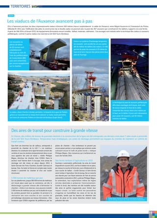 11
D’ici à l’automne prochain, les deux impressionnants viaducs d’environ 450 mètres chacun surplomberont la vallée de l’Auxance, entre Migné-Auxances et Chasseneuil-du-Poitou.
Débutée fin 2012 avec l’édification des piles, la construction de ce double viaduc se poursuit avec la pose des 367 voussoirs qui constitueront les tabliers, supports à la voie ferrée.
A partir de l’été 2014, et durant 2015, les équipements ferroviaires seront installés : ballast, traverses, caténaires… Ces ouvrages sont réalisés selon la technique des viaducs à voussoirs
préfabriqués, comme 5 autres viaducs du tracé de la LGV SEA Tours-Bordeaux.
Les viaducs de l’Auxance avancent pas à pas
[ Vienne ]
TERRITOIRES
Que font ces énormes tas de cailloux, entreposés à
proximité du chantier de la LGV ? « Les matériaux
destinés à la constitution de la ligne ferroviaire arrivent des
carrières et nous les stockons temporairement dans ce que
nous appelons des aires de transit », révèle Philippe
Bégou, directeur de chantier chez COSEA. Dans le
secteur nord Vienne dont il s’occupe, trois zones de
stockage ont été mises en place depuis 2012, à
Saint-Gervais-les-Trois-Clochers, Scorbé-Clairvaux et
Jaunay-Clan. Au total, la Vienne en compte sept, toutes
situées à proximité du chantier et d’un axe routier
structurant.
5 000 tonnes de matériaux par jour
Sur ces plateformes, jusque 580 000 tonnes de matériaux
ont trouvé place avant que ne commence, cet été, le
déstockage à grande vitesse afin d’alimenter le
chantier. « Grâce à ces réserves, nous pouvons installer
5 000 tonnes de matériaux par jour, soit le double de ce que
les carrières peuvent livrer au quotidien. Ils serviront à la
réalisation des sous-couches et aux couches de
pré-ballastage nécessaires aux travaux ferroviaires. » Des
livraisons que COSEA organise de préférence par les
pistes de chantier. « Nos tombereaux ne peuvent pas
encore passer partout, ce qui explique que certaines routes
subissent encore le trafic de poids lourds », indique
Philippe Bégou. Des nuisances qui s’achèveront au
cours de l’année 2014.
Des terres rendues à l’agriculture en 2015
Soumises à autorisation préfectorale, les aires de transit
disparaîtront courant 2015, une fois le ballast mis en place,
par-dessus la couche de forme (en cours d’étalement) et la
sous-couche de ballast. « Scorbé-Clairvaux et Saint-Gervais
seront rendues à l’agriculture, l’aire de Jaunay-Clan en revanche
sera réservée pour une future extension de l’aire de service
autoroutière construite en 2012 », précise Philippe Bégou.
En attendant, leur exploitation relève de règles
strictes destinées à préserver l’environnement.
Contre le bruit, des merlons ont été installés autour
des aires et parfois engazonnés pour limiter leur
impact visuel. La lutte contre les poussières
s’organise en humidifiant les voies et les tas de
granulats, tandis que les bassins de rétention des
eaux de pluie et les zones étanches évitent toute
pollution des sols.
Des aires de transit pour construire à grande vitesse
En Vienne, des milliers de tonnes de granulats destinés à la construction de la ligne ont été entreposés ces derniers mois dans 7 sites situés à proximité
de la LGV SEA Tours-Bordeaux. Temporaires mais stratégiques, ces zones de stockage permettent aux équipes du chantier de maintenir un rythme de
travail continu.
Les voussoirs ou
pièces de béton
de 65 tonnes sont
préalablement
fabriqués au sein de
l’aire de préfabrication
de Coulombiers (86)
puis sont acheminés
par convoi exceptionnel
sur le chantier.
Le viaduc, situé à l’est (ici à droite), permettra la desserte de la gare de Poitiers
grâce à un raccordement au réseau ferré national. Le viaduc ouest permettra
aux trains de contourner Poitiers en direction de Bordeaux (trajet direct).
Grâce à un système d’haubanage temporaire,
les voussoirs sont accolés les uns aux autres
afin de réaliser les tabliers des viaducs. Ce mât
permet de poser les voussoirs à 20 mètres de
haut et de tenir chacune des pièces entre deux
piles de l’ouvrage.
La technique de pose de voussoirs préfabriqués
offre divers avantages techniques, dont celui
de moins impacter le fond de la vallée.
L’essentiel des travaux étant ainsi réalisé par
le haut, sur le tablier. 6 jours sont nécessaires
pour poser 20 voussoirs, soit 50 mètres
linéaires du tablier.
Philippe Bégou, directeur du chantier en nord Vienne, au cœur de
l’aire de stockage de Jaunay-Clan, la plus importante du département.
 